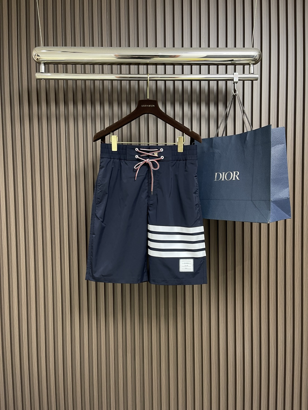 NO:439428,Thom Browne TB 2025SS summer four-stripe drawstring beach pants, which are consistent with zp 20D nylon fabric, light, silky and comfortable to touch. This shorts are super comfortable to wear without feeling!  I will definitely get a purchase this summer!  Size 1-2-3-4, shorts,alexander wang19860909Thom Browne TB 2025SS夏季四条纹抽绳沙滩裤,采用和zp一致20D尼龙面料 轻盈丝滑手感舒适 这条短裤穿着无感体验超强就俩字舒服！这个夏天一定得入的款哈！尺码1-2-3-4,,shorts,alexander wang,Men's clothing