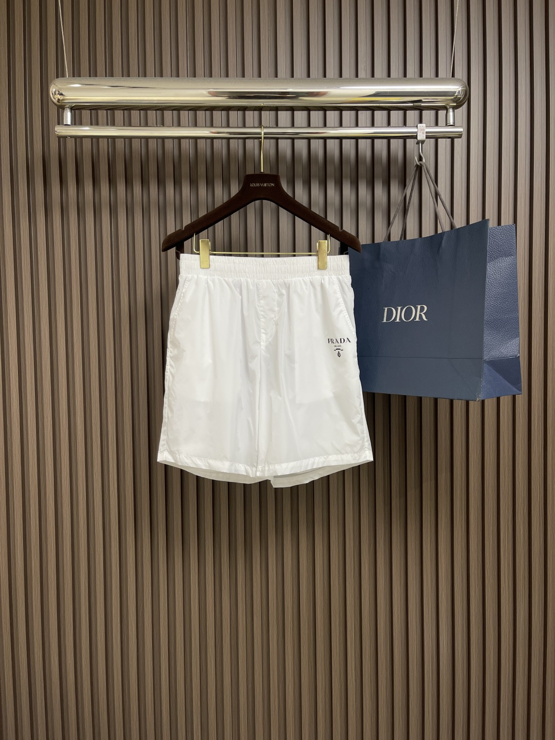 NO:430329,PRADA 2025s new five-point shorts, classic prada letter logo under the pocket.  Back pocket prada triangle iron mark matching.  Original hardware.  Simple and advanced!  Haute Couture P home parachute fabric.  The upper body is unrestrained, comfortable and breathable.  The same style for men and women!  Size S-XL, prada, shorts, alexander wang19860909PRADA 2025s新款五分短裤,口袋下方经典prada字母标识．后口袋prada三角铁标搭配．原版五金．简单高级！高定P家降落伞面料．上身无束缚感,舒适透气．男女同款！尺码S-XL,,prada,shorts,alexander wang,Men's clothing