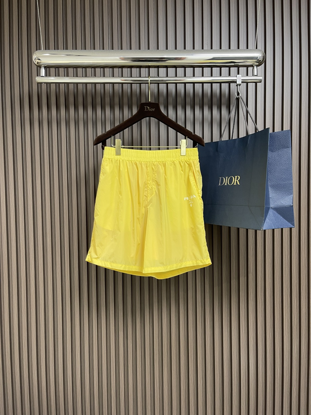 NO:439440,PRADA 2025s new five-point shorts, classic prada letter logo under the pocket.  Back pocket prada triangle iron mark matching.  Original hardware.  Simple and advanced!  Haute Couture P home parachute fabric.  The upper body is unrestrained, comfortable and breathable.  The same style for men and women!  Size S-XL, prada, shorts, alexander wang19860909PRADA 2025s新款五分短裤,口袋下方经典prada字母标识．后口袋prada三角铁标搭配．原版五金．简单高级！高定P家降落伞面料．上身无束缚感,舒适透气．男女同款！尺码S-XL,,prada,shorts,alexander wang,Men's clothing