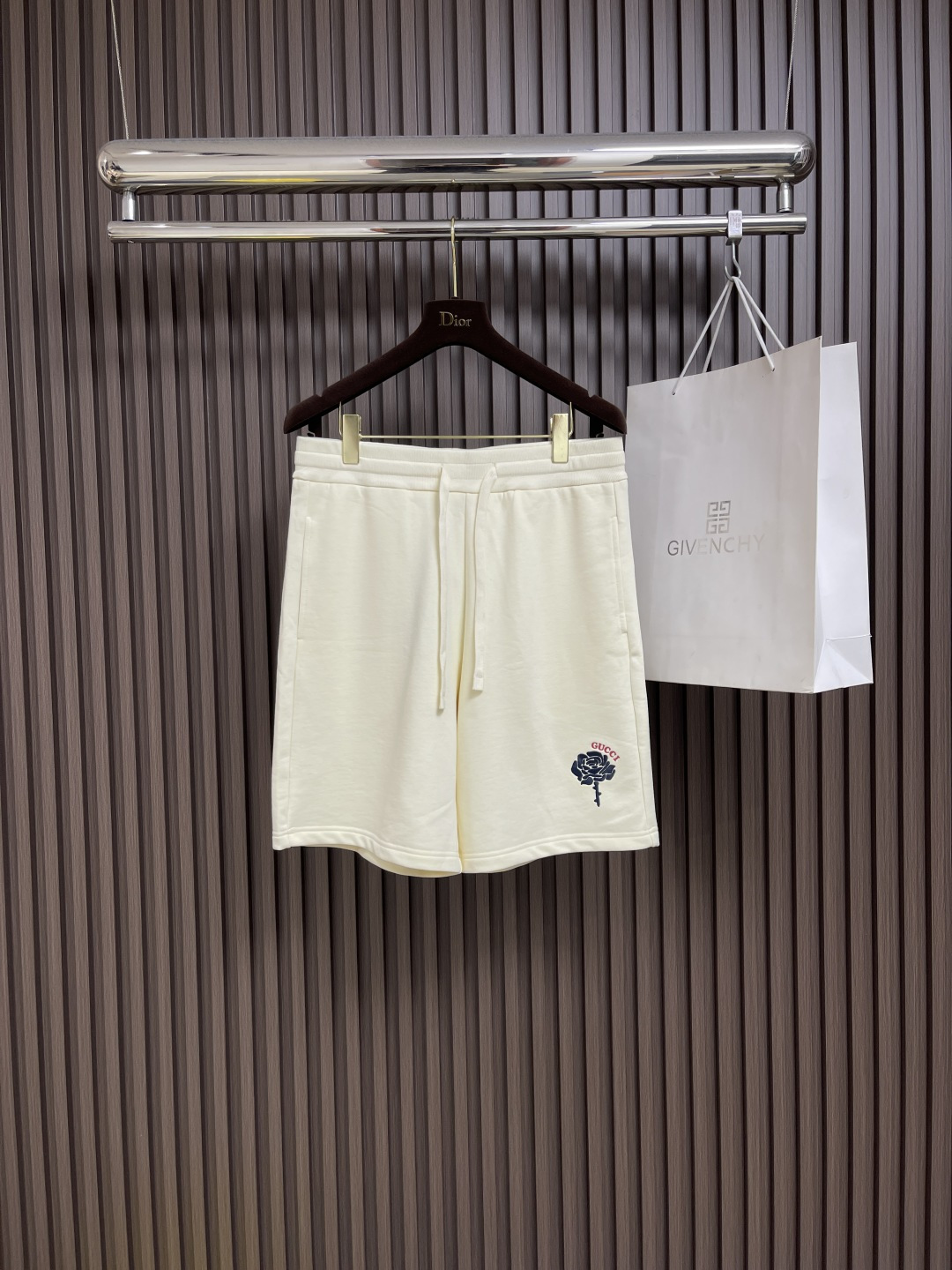 NO:439422,GUCCI 2025ss Spring and Summer New Floral Embroidery Men's Casual Drawstring Shorts, simple, neat and refreshing, the quality workmanship details can stand any form of test, simple, generous and versatile style, elegant and handsome on the upper body, a brand new visual sense!  Invincible appearance, very detailed, complete three standards, size S-XL, gucci, shorts, alexander wang19860909GUCCI 2025ss春夏新款花卉刺绣男士休闲抽绳短裤,简洁利落又清爽,品质做工细节经得起任何形式检验,简约大方百搭款 上身优雅帅气,焕然一新的即视感！品相无敌,细节都很到位,三标齐全,尺码S-XL,,gucci,shorts,alexander wang,Men's clothing