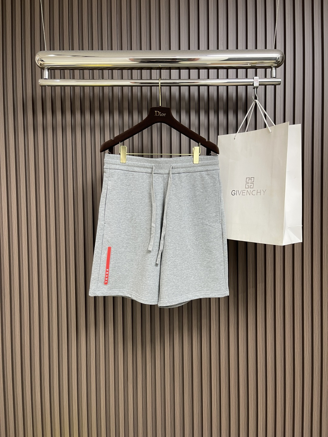 NO:439416,Prada 2025ss Spring and Summer new elastic strap casual shorts, customized fabric, breathable and comfortable, impeccable details, brand element logo design concept, reflecting high quality. It feels delicate and soft!  It is casually cut, with a great upper body style!  Size S-XL, prada, shorts, alexander wang19860909Prada 2025ss春夏新款松紧带休闲短裤,定制面料 透气舒适度高,细节无可挑剔,品牌元素标识设计理念,体现高品质.手感细腻柔软！呈现休闲裁剪,上身版型超赞！尺码S-XL,,prada,shorts,alexander wang,Men's clothing