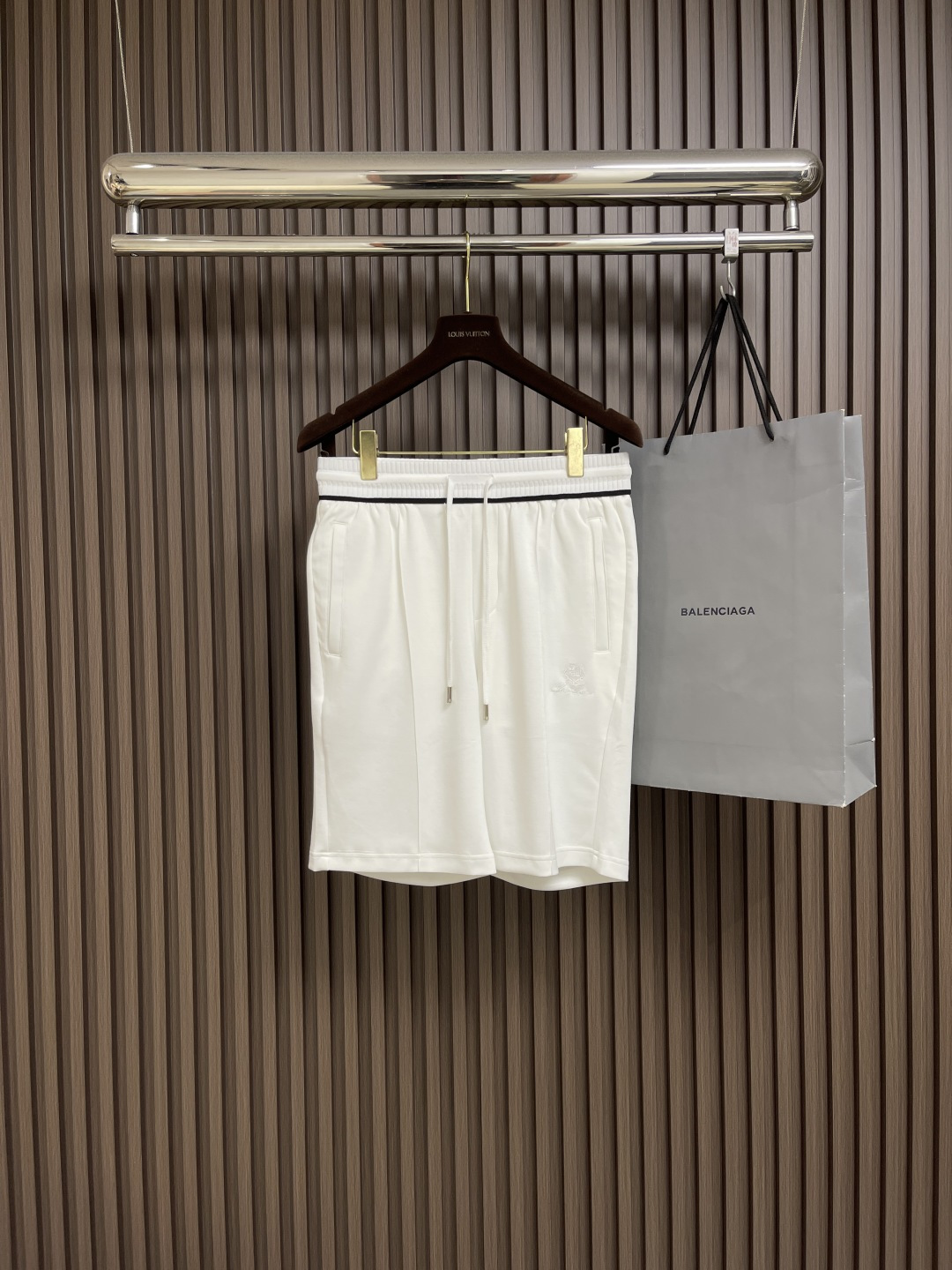 NO:439396,LP Loro Piana Laoqian air layer high-end five-point pants, tart thread contrasting pants waist, matching just right, Gaoke heavy modal air layer, comfortable and skin-friendly and breathable. The unique upright of air cotton makes the entire shape more harmonious. The back has logo hardware. Luxurious and not exaggerated. Everyday casual and sports evergreen items. Size M-3XL, loro piga, loro piga, alexander wang19860909LP Loro Piana 老钱空气层高奢五分裤,订织螺纹撞色裤腰,搭配恰到好处,高克重莫代尔空气层.舒适亲肤透气.空气棉独有的立挺.让整个造型轮廓更加和谐.后有标识性五金.奢华又不夸张.日常休闲运动常青单品.尺码M-3XL,,loro piana,loro piana,alexander wang,Men's clothing