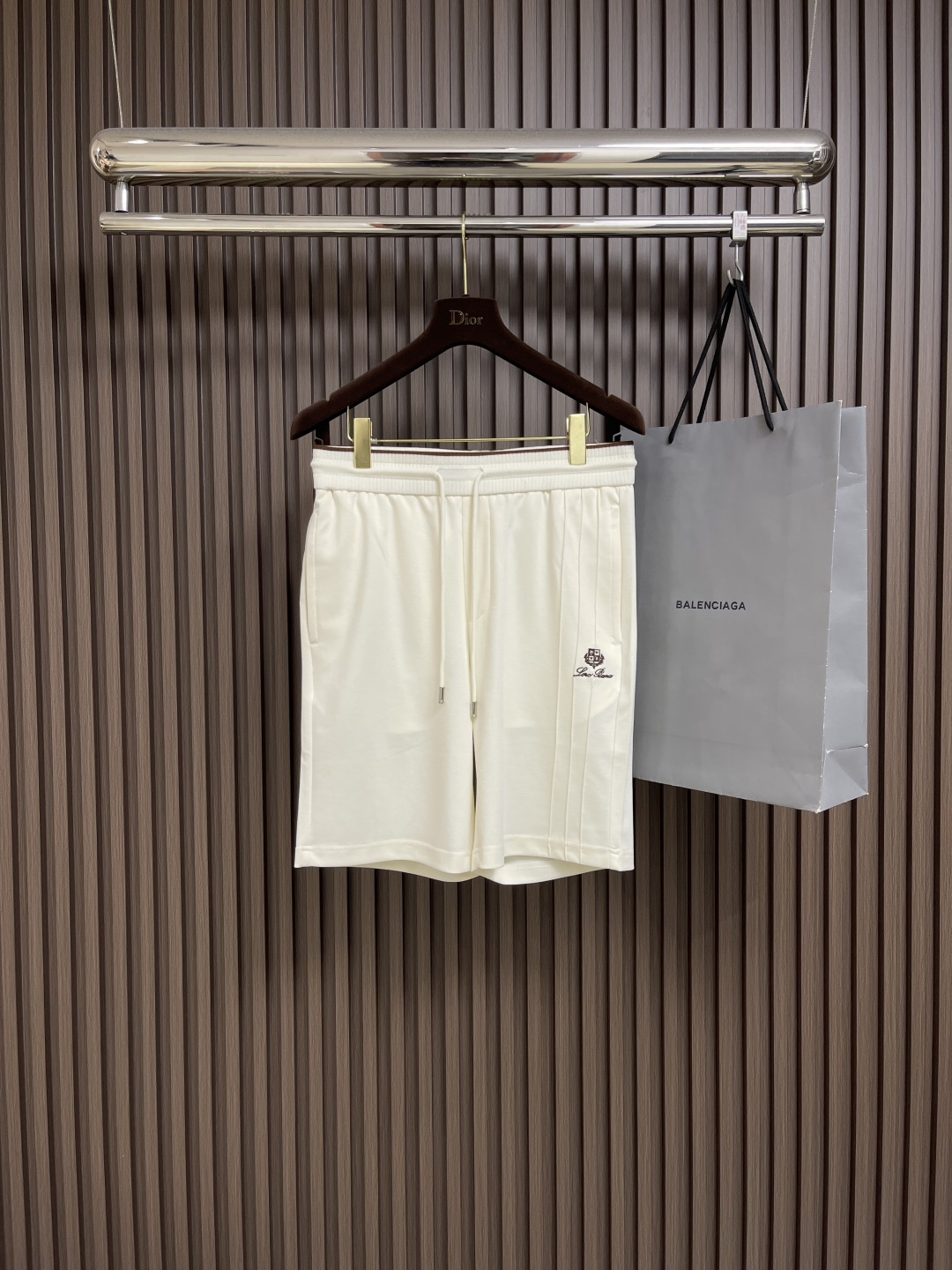 NO:439403,LP Nouyou Pianya 2025 new casual shorts incorporate elegant style and a new interpretation of sportswear main items. Pure cotton fabric is carefully crafted, regular style, decorated with contrasting waist and elastic waist to enhance style, fashionable and comfortable, and can create various formal and sports styles. Size M-3XL, loro piana, shorts, alexander wang19860909LP 诺悠翩雅 2025 新款休闲短裤 融入优雅风格,全新演绎运动服饰主打单品.纯棉面料精心制作,常规版型,饰以撞色腰弹力腰头提升格调,时尚舒适,可打造各式正式和运动造型.尺码M-3XL,,loro piana,shorts,alexander wang,Men's clothing