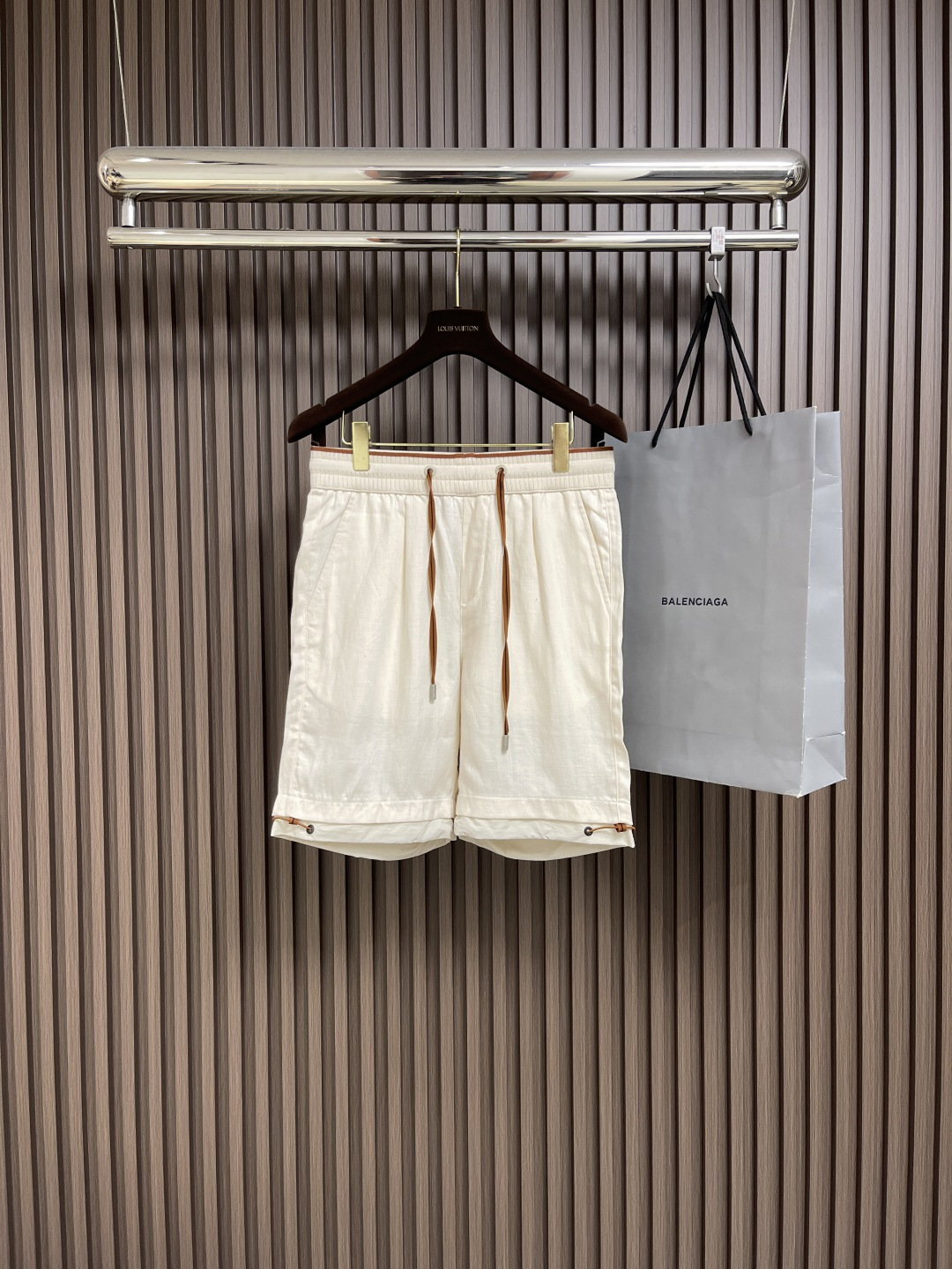 NO:439449,Zegna 2025ss new casual shorts incorporate elegant style and a new interpretation of sportswear main items. The linen fabric is carefully crafted, regular style, decorated with contrasting waist and elastic waist to enhance the style, fashionable and comfortable, and can create various formal and sports styles. Size M-3XL, shorts, alexander wang19860909zegna 2025ss新款休闲短裤 融入优雅风格,全新演绎运动服饰主打单品.亚麻面料精心制作,常规版型,饰以撞色腰弹力腰头提升格调,时尚舒适,可打造各式正式和运动造型.尺码M-3XL,,shorts,alexander wang,Men's clothing