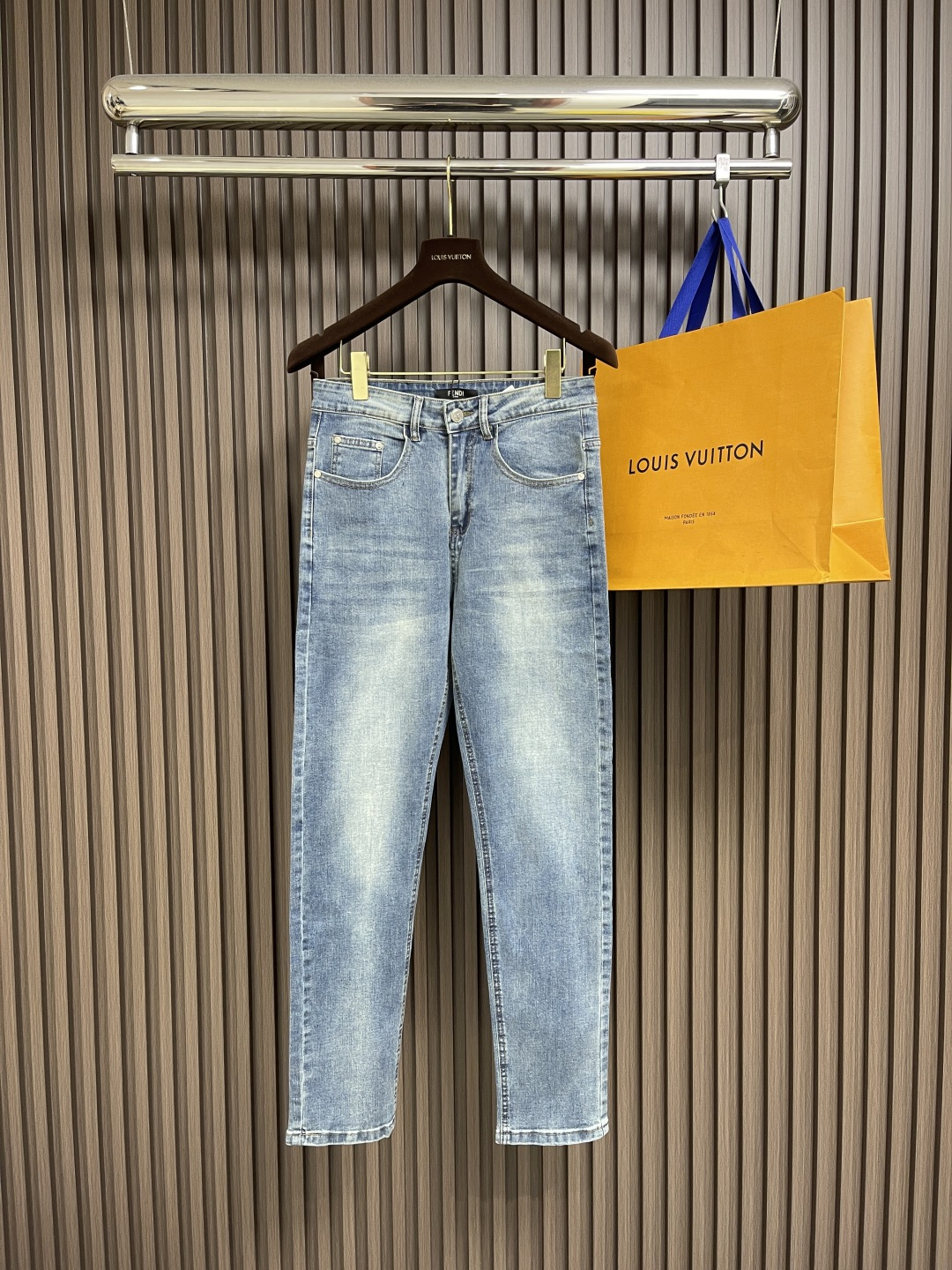 NO:430350,Fendi new jeans, customized imported denim fabric, excellent texture. Classic five-bag design, rear bag imprint logo design, original consistent hardware and accessories, the details are ultimate, the production is perfect. Size 29-40 35 without 37 39,,fendi,jeans,alexander wang19860909Fendi 新款牛仔裤,订制进口丹宁布料,质感卓然.经典五袋设计,后袋压印 logo标识设计,原厂一致五金辅料,细节做到极致,出品堪称完美.尺码29-40 有35 无37 39,,fendi,jeans,alexander wang,Men's clothing