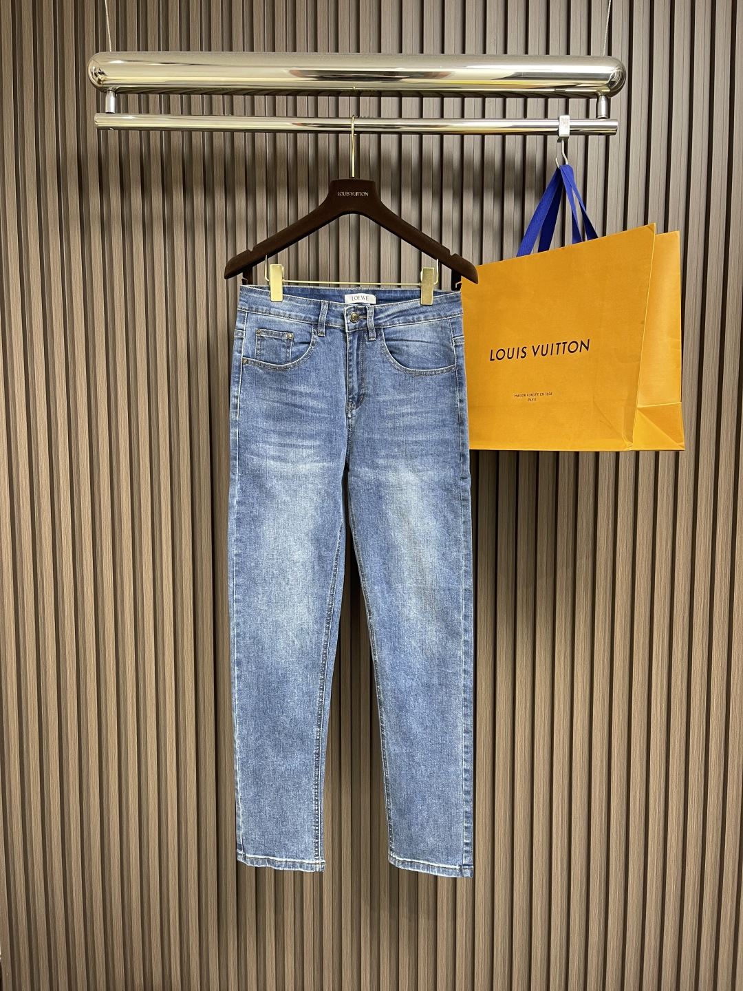 NO:430347,Loewe 2025SS early spring new jeans, three-dimensional slim-fitting cutting technology, more suitable for Asian body shape! Imported hardware accessories, the buttons at the details are engraved with brand logos, the denim fabric has been washed many times, and the back waist calfskin waist brand is perfectly detailed! The details are perfect and vivid! The details are so awesome, pure cotton denim fabric, washed with a positive color, and the texture is indescribable. The touch is comfortable and the upper body is more conducive to shaping, and the temperament is highly skin-friendly. It is very stress-friendly, and it is worn directly close to the body without pressure. The moderate thickness retains the wear resistance and breathability of the jeans. The inner part is also strictly selected for skin-friendly cotton and pocket cloth. The whole pants have a strong visual effect, as well as delicate workmanship, and the quality is first-class. Size 29-40 35 37  39, loewe, jeans, cowhide, alexander wang19860909Loewe 2025SS早春新款牛仔裤,立体修身裁剪工艺,更贴合亚洲人体型! 进口全五金辅料,细节处纽扣均刻有品牌logo ,为牛仔本布经过多次洗水工艺,后腰小牛皮腰牌.标细节完美量现栩栩如生! 细节做到极致便是牛逼 ,纯棉牛仔面料,水洗颜色正,纹理质感不可言喻 触感舒适上身更利于塑形,气质体现 亲肤性极强,直接贴身穿无压力 适中厚度保留了牛仔裤的耐磨性和透气性 内里同样严选亲肤棉料和口袋布 .整条裤子具有极强的视觉效果,以及细腻的做工,品质一流.尺码29-40 有35 无37 39,,loewe,jeans,cowhide,alexander wang,Men's clothing