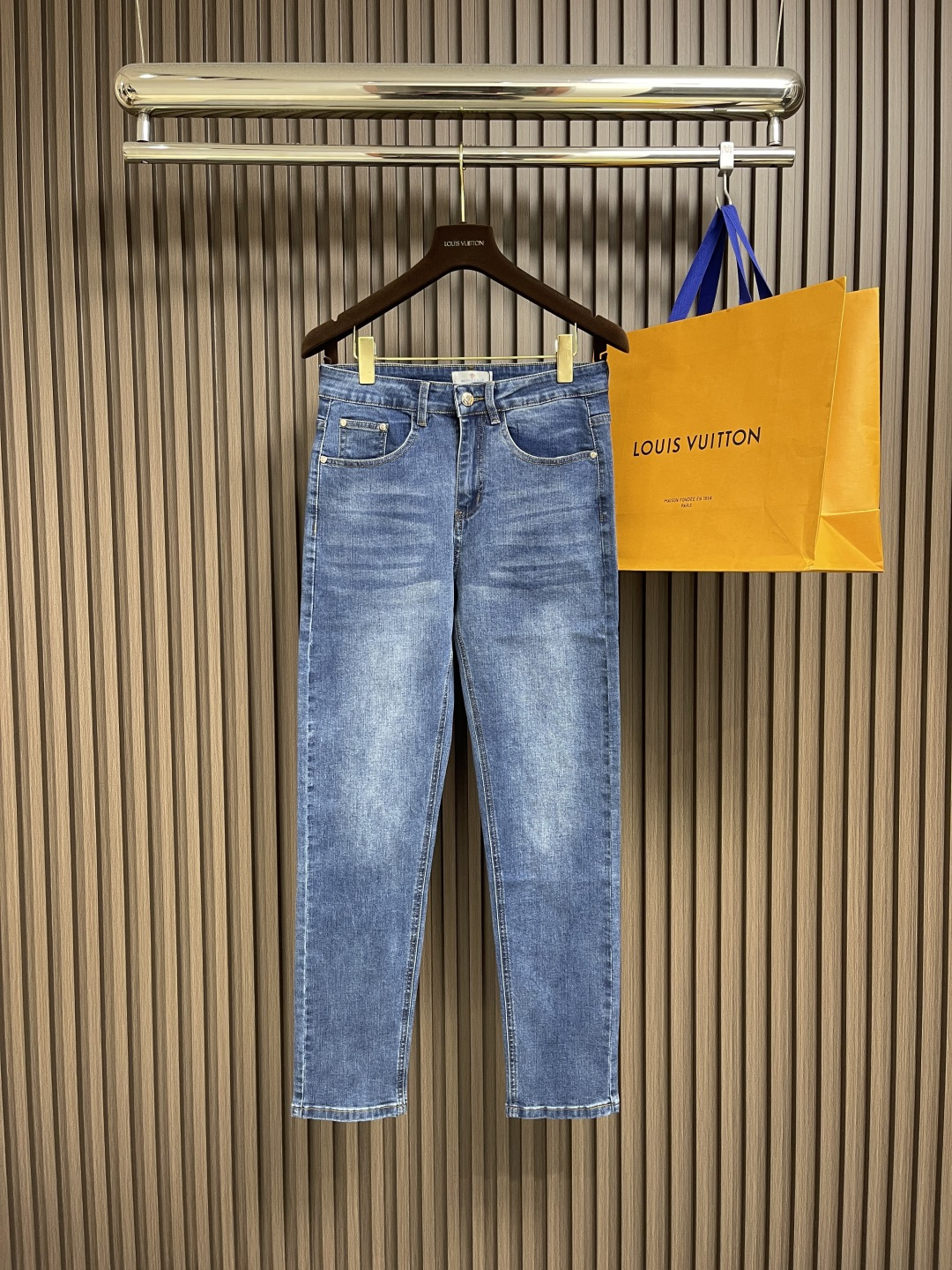 NO:430343,Moncler's new jeans, super versatile, palace-grade jeans, uses denim denim, and makes the fabric softer through environmentally friendly washing process. The fabric is slightly elastic and has a higher comfort. The inner edge is wrapped, and the engraved hardware buttons, leather cards, and wheat weaving accessories are all original products. Straight-tube style, not picky about the figure. Size 29-40 35 None 37 39, jeans, alexander wang19860909Moncler 新款牛仔裤,超级百搭、殿堂级的牛仔裤,采用丹宁牛仔布,通过环保洗水工艺使面料变得柔软,面料微弹,舒适度更高,内里包边,刻字五金纽扣、皮牌、织麦辅料全为原厂货.直筒版型,不挑身材.尺码29-40 有35 无37 39,,jeans,alexander wang,Men's clothing