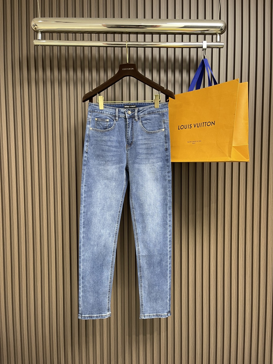 NO:430338,Emporio Armani EA 2025FW slim jeans, new early spring style, shipped by OEM. Imported denim fabric, slightly elastic, natural slim and slim. Soft, delicate, mid-waist, classic five pockets. Three-dimensional tailoring shows perfect shape. Customized leather hardware logos for customer supply, super fashionable and high-end quality. Double hook sewing, exquisite craftsmanship, and details show quality. Size 29-40 35 No 37 39,,armani,jeans,alexander wang19860909Emporio Armani EA 2025FW 修身牛仔裤、早春新款,代工厂出货.进口牛仔布面料、略带弹性、自然修身显瘦.手感柔软、细腻、中腰、经典五口袋.立体剪裁展现完美塑形.客供定制皮质五金Logo,超级洋气、高端品相.双勾线缝制、工艺精湛、细节显品质.尺码29-40 有35 无37 39,,armani,jeans,alexander wang,Men's clothing