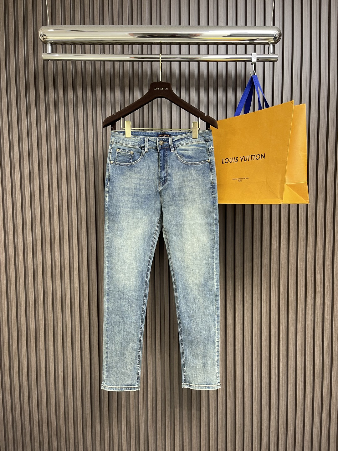 NO:430333,LV 2025ss' new rear bag logo printed jeans, with its unique design concept, perfectly blends fashion and practicality, becoming a trendy item for unisex. It uses high-quality denim fabric and has been processed through special craftsmanship. The back bag presents a low-key and layered pattern, which not only retains the classic charm of the jeans, but also adds a bit of delicateness and elegance. In terms of the layout design, it adopts loose straight cuts, which not only modifys the leg shape, but also gives the wearer a high degree of comfort and freedom. Whether it is simple or handsome, you can easily control a variety of styles and show your personality charm. Whether it is daily travel or outdoor adventure, this dark pattern denim can become your ideal choice, allowing you to stand out from the crowd and show your extraordinary taste. Size 29-40 35 37 39,,louis  vuitton, jeans,alexander wang19860909LV 2025ss新款后袋logo印花牛仔裤,以其独特的设计理念,完美融合了时尚与实用性,成为男女皆宜的潮流单品.采用高品质牛仔面料,经过特殊工艺处理,后袋呈现出低调而富有层次的图案,既保留了牛仔的经典韵味,又增添了几分细腻与雅致,版型设计上,它采用了宽松直筒的剪裁,不仅修饰腿型,还赋予穿着者极高的舒适度与自由度.无论是搭配简约,还是帅气,都能轻松驾驭多种风格,展现个性魅力.无论是日常出行,还是户外探险,这款暗纹花牛仔都能成为你的理想选择,让你在人群中脱颖而出,彰显不凡品味.尺码29-40 有35 无37 39,,louis vuitton,jeans,alexander wang,Men's clothing