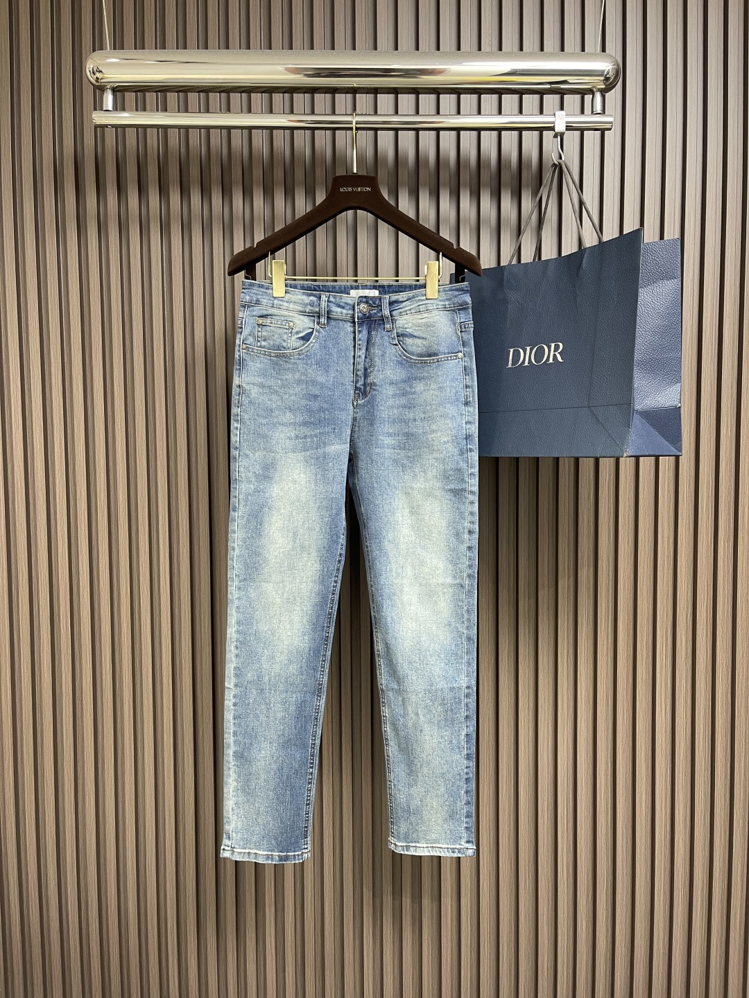 NO:430357,Dior new logo jeans imported Turkish pure cotton denim fabric. Beautiful color, breathable, slim fit. Micro-stretch fabric. Randomly versatile. Long-term washing and no deformation. The color will become more and more natural after years. The upper body effect is excellent. The elegant and elegant tailoring, the design is constantly innovating, but always maintains noble and elegant style and taste. The charm of fashion. The style is small straight and fashionable. Size 29-40 35 without 37 39,,dior,jeans,alexander wang19860909Dior 新款标识牛仔裤 进口土耳其纯棉牛仔牛面料 色泽靓丽,透气,修身版型 微弹力面料 随意百搭 久洗不变形 不变色 经过岁月流逝颜色会越来越自然 上身效果极佳.大方优雅的剪裁,设计不断创新却始终保持着高贵优雅的风格和品位 演绎时尚魅惑 版型小直筒 时尚佳品.尺码29-40 有35 无37 39,,dior,jeans,alexander wang,Men's clothing