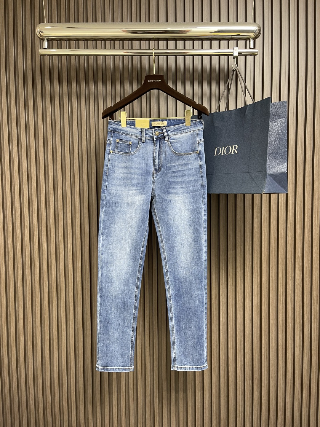 NO:430354,Burberry War Horse logo men's straight jeans, new 2025SS, one of the essential items for daily casual wear, retro tannin color, low-key and fashionable. Customer-supplied denim cotton fabric made of custom-woven denim cotton, using Xinjiang long velvet cotton, strong inner skin feeling, classic denim thick yarn twill fabric, tight texture, extreme skin-friendly, good moisture absorption and breathability, comfortable to wear, very neat and simple style design, straight-fitting style cut, war horse logo print in the back pocket, classic leather label nameplate design with trousers waist, and a clear sense of class at a glance. Size 29-40 35 No 37 39, burberry, jeans, alexander wang19860909Burberry 战马徽标男士直筒牛仔裤,2025SS新款,日常休闲穿搭必备的单品之一,复古丹宁色,低调时髦.客供定织牛仔棉布制作,采用新疆的长绒棉,肌里感强烈,经典牛仔粗支纱斜纹布面,质地紧密,极致的亲肤感,吸湿透气性好,穿着舒适,款式设计十分俐落简洁,直筒版型裁剪,后袋的战马徽标印花,裤腰经典不变的皮牌铭牌设计,档次感一目了然.尺码29-40 有35 无37 39,,burberry,jeans,alexander wang,Men's clothing