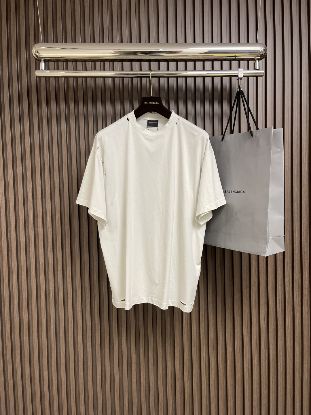 NO:428067,Balenciaga 2025ss summer new artistic printed short-sleeved T-shirt, ready-to-wear washed and worn short-sleeved T-shirt.  The fabric is made of Paris ZP fixed woven fixed dyed full cotton double yarn tight cotton.  Gram weight is 260 grams, and the cloth is clean.  The fabric is clear, soft and comfortable, and the threads are fixed dyed without color difference. The classic pattern is printed with environmentally friendly imported materials, with clear letters and three-dimensional effect. Restore the brick cabinet.  Washing clothes for old clothes, hand-mixed by multiple pieces. Production of overweight technology, size 1-2-3-4 XS-L,,balenciaga,T-shirt,tees,t-shirt,alexander wang19860909balenciaga 2025ss夏季新款艺术印花短袖T恤,成衣水洗磨烂做旧短袖T恤．面料采用巴黎ZP定织定染全棉双纱紧密棉．克重260克,布面干净．布纹清晰,柔软舒适,螺纹采用定染无色差.经典图案采用环保进口材料印花,字母清晰,效果立体.还原砖柜．成衣水洗作旧,多位手工磨烂.超重工艺生产,尺码1-2-3-4 XS-L,,balenciaga,T-shirt,tees，t-shirt,alexander wang,Men's clothing