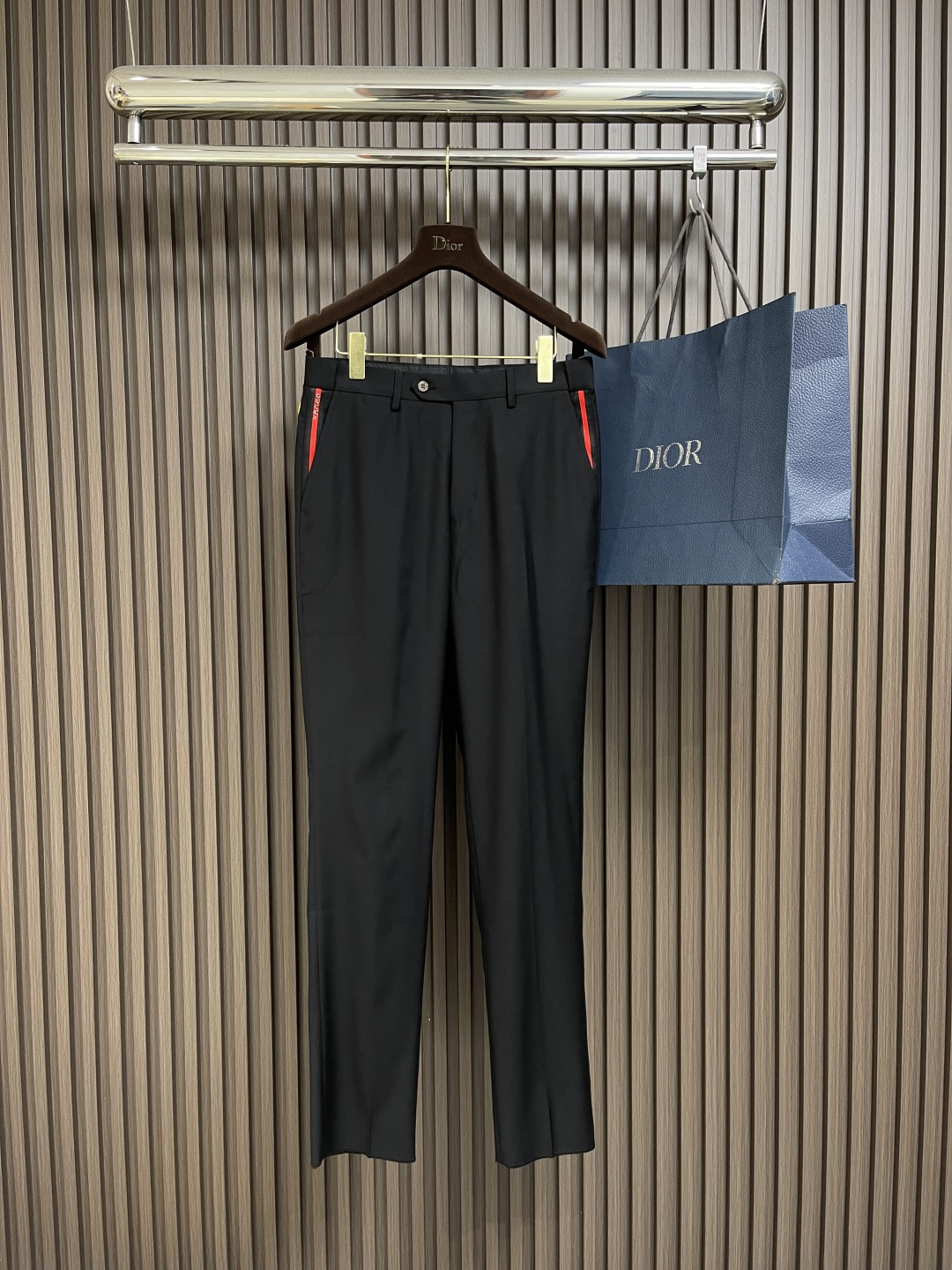NO:428073,GUCCI 2025SS spring and summer new casual trousers, double side pockets black red and black classic webbing design, custom logo hardware matching, wool blend fabric style fashionable slim casual trousers. Size 29-38 No 35 37,,gucci,alexander wang19860909GUCCI 2025SS春夏新款休闲西裤,双侧边口袋黑红黑经典织带设计 定制logo五金搭配,羊毛混纺面料格调时尚修身休闲长裤.尺码29-38 无35 37,,gucci,alexander wang,Men's clothing