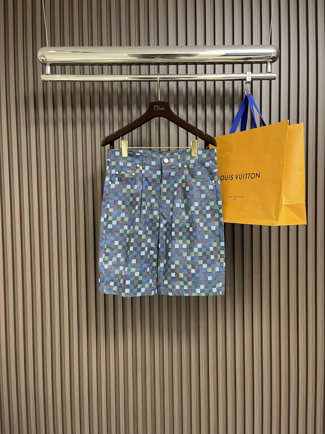 NO:428128,LV chessboard colored garland denim shorts depict the 2025 spring and summer show with light cotton youth cloth, and rejuvenates the classic design with bright primary colors and logos. The shorts depict the new season patterns with colorful primary colors, interspersed with logos, pearlescent rivets to finish the touch of classic denim pockets, and the nubby leather labels add a neat touch. They can create a summer trendy look with the same style and extend the design space according to the size. Each cut piece is customized to the plate, and the design cost of the cutting effect of the fabric section is time-consuming and labor-intensive, and the fineness and accuracy of the cut bed is extremely high. It is the same style as men and women!  Size S-XL, louis vuitton, shorts, alexander wang19860909LV 棋盘格彩格牛仔短裤,以轻盈棉质青年布描绘2025春夏秀场,以明丽原色和标识焕新经典设计,短裤以缤纷原色描绘新季图案,其间穿插标识,珠光铆钉点睛经典牛仔口袋,正绒面革标签再添利落一笔,可与同款共筑夏日潮流造型,根据尺码大小进行延伸设计空间.每个裁片对版定制取花位,面料板块的切割效果的设计成本耗时耗力,对裁床的精细准确度要求极高,男女同款！尺码S-XL,,louis vuitton,shorts,alexander wang,Men's clothing