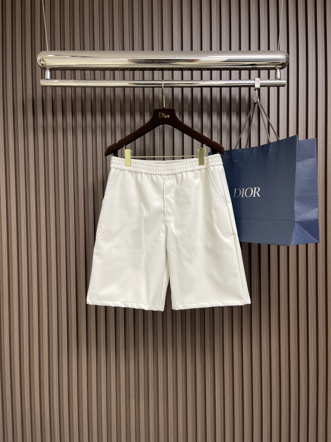 NO:428097,PRADA double-sided sheepskin pocket shorts, 0.5*2 composite double-sided lambskin, original fabric dyed apricot gray, custom cross-embossed fabric. The style is customized from 1000 meters, and the ready-to-wear effect is high-end. The access control adopts a zipper design style, and the electroplated white and bright silver No. 5 pull-tie is smoother with European pull-tie. The side pocket leather mark is marked with enamel plating. Bermuda shorts reinterpret the classic sports style with minimalist design, soft lines upgrade the overall silhouette style, and the triangle logo indicates the brand identity. The regular style without lining is zippered plating oblique insertion pocket on the back of the patch pocket elastic waist. Size S-XL,,prada, shorts, sheepskin,alexander wang19860909PRADA 双面羊皮口袋短裤,采用0.5*2复合双面小羊皮,面料原版定染杏灰色,面料定制交叉压纹.1000米起定款式,成衣效果呈现出高级风.门禁采用拉链式设计风格,电镀白亮银5号拉头拉牙采用欧款拉牙更加顺滑.侧边口袋位皮标采用标珐琅电镀.百慕大短裤以极简设计重新诠释经典运动风格,柔和线条令整体廓形风尚升级,三角形徽标标明品牌身份.不带衬里常规版型拉链门襟斜口插袋背面贴袋松紧腰身.尺码S-XL,,prada,shorts,sheepskin,alexander wang,Men's clothing