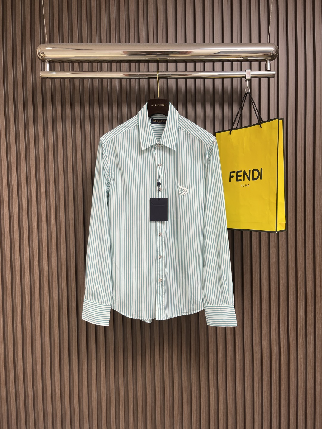 NO:430361,LV 2025ss new striped cotton button long-sleeved shirt, with Monogram jacquard on the background, and then enriches visual layers with bright striped prints. Flower rubber patches on the chest are infused with brand charm, and can be combined with striped items in the same series to interpret the style of overlap. Size S-XL,,louis vuitton,shirts,alexander wang19860909LV 2025ss新款条纹棉质系扣长袖衬衫,以Monogram 提花铺陈背景,再借明媚条纹印花丰富视觉层次.胸前 Flower 橡胶贴饰注入品牌韵致,可与同系列条纹单品共同演绎叠搭风尚.尺码S-XL,,louis vuitton,shirts,alexander wang,Men's clothing