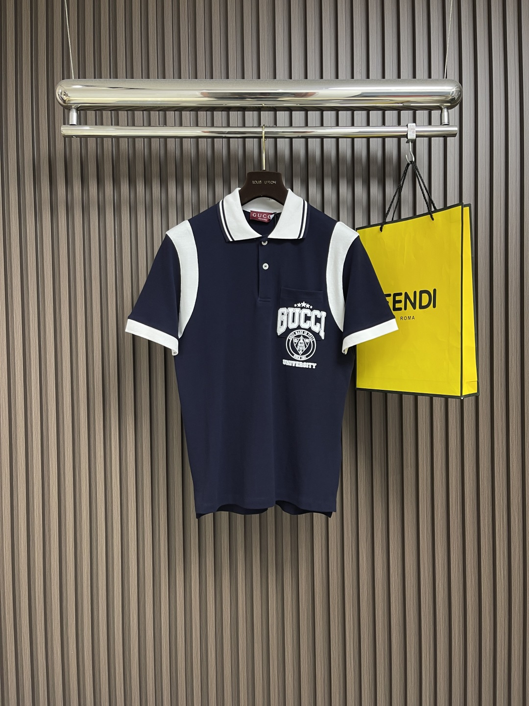 NO:430365,GUCCI Nautical Series Academy style splicing short-sleeved POLO shirt, front printed logo design, fixed dyeing is consistent with the color of the fabric. Laser lettering button restores the original version. Short front and long back design. Size M-XXL, gucci, T-shirt, alexander wang19860909GUCCI 航海系列学院风拼接短袖POLO衫,前幅印花logo设计,定染与布料颜色一致.纽扣激光刻字还原原版.前短后长设计.尺码M-XXL,,gucci,T-shirt,alexander wang,Men's clothing