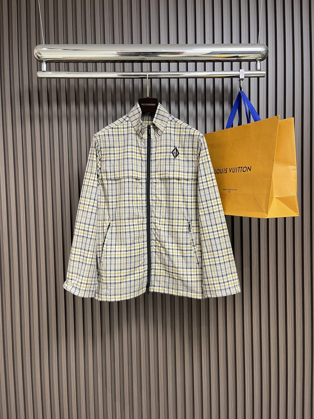 NO:428077,Dior 2025ss new zipper jacket reinterprets classic design and creates a stylish look. It is carefully crafted from beige cotton blend fabric. The chest is decorated with Diamond logo and is paired with zippered pockets, drawstring bottom edges and cuffs. It can be easily matched to create a delicate and stylish look, or matched to highlight the classic style. Size S-XL, dior, jackets & coats, alexander wang19860909Dior 2025ss新款拉链外套,重新诠释经典设计,打造时尚造型.采用米色棉质混纺面料精心制作.胸前饰以 Diamond标志,搭配拉链口袋、抽绳底边和袖口.可与轻松搭配,打造精致时髦的造型,或者与配套搭配,突显经典风格.尺码S-XL,,dior,jackets & coats,alexander wang,Men's clothing