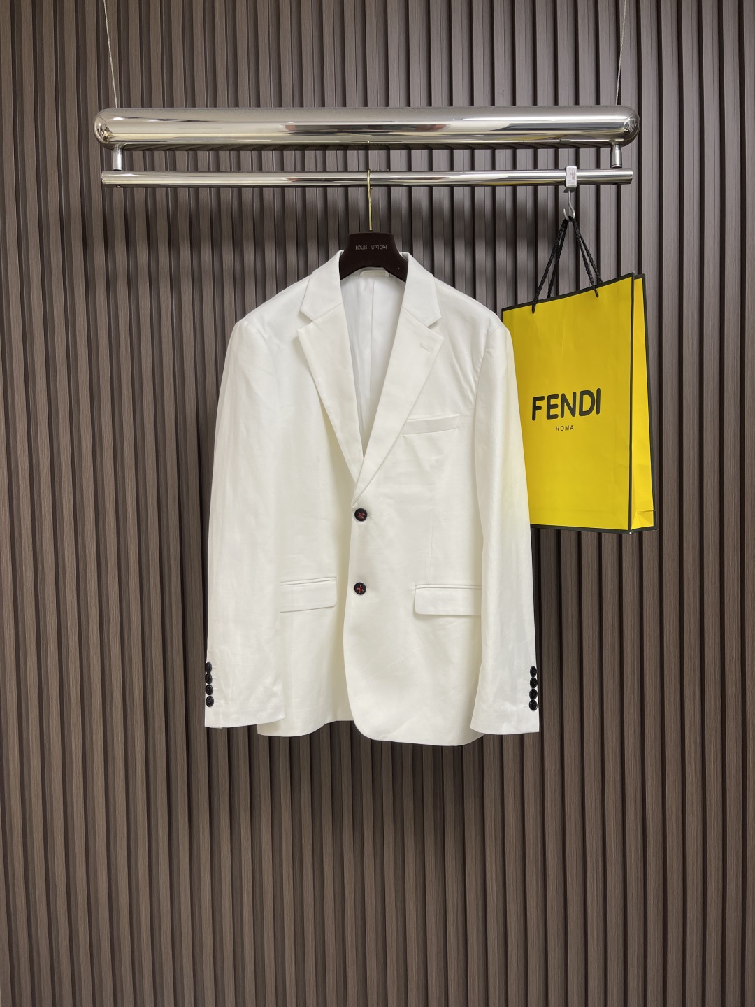 Kiton 2025SS Summer Suit: Crafted with Slashed Fabric, Contoured Chests, and Excellent Heat.