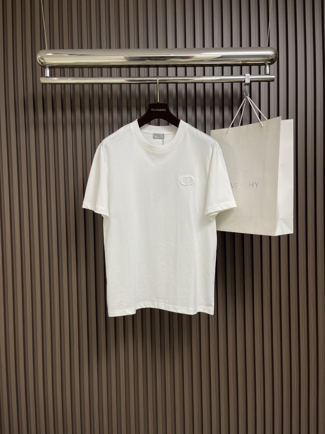 NO:428102,DIOR 2025ss Summer new CD logo embroidered round neck short-sleeved T-shirt, customized customer-supplied fabric selected mercerized cotton, light and breathable, silky and comfortable upper body, classic and versatile. Size M-3XL M-size 68cm long, bust 100cm shoulder width 48cm L-size 70cm bust 104cm shoulder width 49cm XL-size 72cm bust 108cm shoulder width 50cm XXL-size 74cm bust 112cm shoulder width 51cm XXXL-size 76cm bust 116cm shoulder width 52cm, dior, T-shirt,tees, t-shirt,alexander wang19860909DIOR 2025ss 夏季新款CD标识刺绣圆领短袖T恤,定制客供面料精选丝光棉 轻薄透气 上身丝滑舒适 经典百搭 .尺码M-3XL M码衣长68cm 胸围100cm 肩宽48cm L码衣长70cm 胸围104cm 肩宽49cm XL码衣长72cm 胸围108cm 肩宽50cm XXL码衣长74cm 胸围112cm 肩宽51cm XXXL码衣长76cm 胸围116cm 肩宽52cm,,dior,T-shirt,tees，t-shirt,alexander wang,Men's clothing