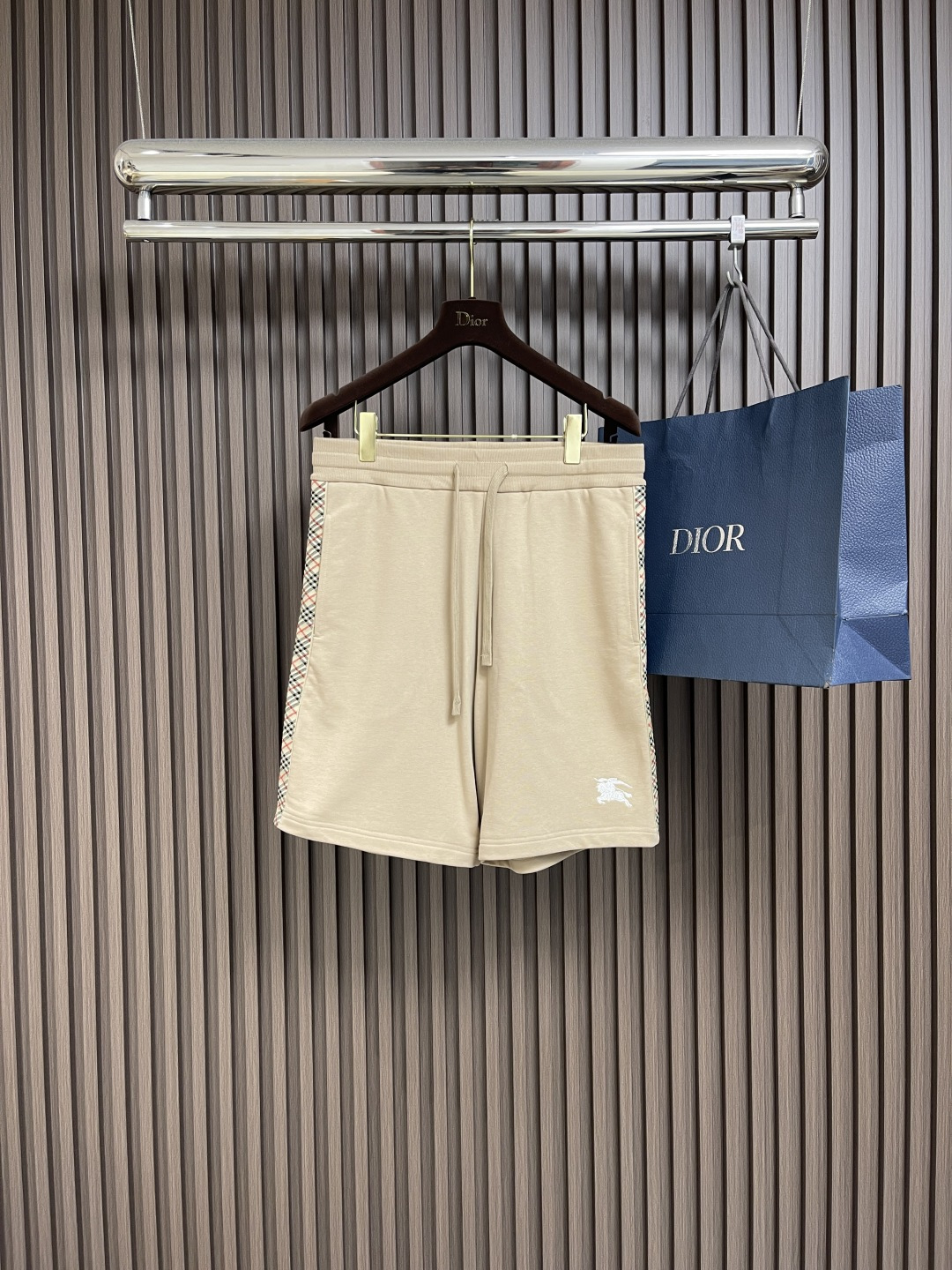 NO:428082,Burberry plaid shorts, a single-sided fish scale fabric woven with cotton as a base, with a smooth knitted surface on the front, and the touching surface is formed into a three-dimensional loop through the floating thread weaving technology of the knitting machine to increase the fluffy feeling.  At the same time, the touch is delicate. The terry structure absorbs a large amount of water and evaporates quickly. It is difficult to deform loosely after washing multiple times. The monochrome flat embroidery on the back pocket body controls the coordinated operation of the head, needle rod and spool through the high-precision calculation system of the computer embroidery machine. The fabric frame moves accurately in horizontal and vertical directions to form a stitch track, adjust the tension of the upper and lower lines to ensure that the stitch is flat and has no floating lines, forming a fine pattern with an error of ±0.1mm. The fabric is uniformly humidified by steam, squeezed with a heated roller and an elastic rubber blanket, forcing the fiber to retract, and finally fixes the form through cold air. After treatment, the shrinkage rate is controlled within 3%. Size S-XL S-coded trousers are 51.5cm long, waist circumference 78cm hip circumference 106cm M-coded trousers are 53cm waist circumference 84cm hip circumference 112cm L-coded trousers are 54.5cm long.  Waist circumference 90cm hip circumference 118cm XL size trousers 56cm waist circumference 94cm hip circumference 124cm, burberry, shorts, alexander wang19860909Burberry 格纹饰带短裤,采用棉为基底编织而成的单面鱼鳞布面料,正面为平滑的针织面,触肤面通过针织机的浮线编织技术形成立体的毛圈,增加蓬松感, 同时触感细腻.毛圈结构吸水量大且蒸发快,多次洗涤不易松散变形.后贴袋体之上的单色平绣通过电脑绣花机高精度的计算系统控制头、针杆、线轴的协同作业,布料框架在水平和垂直方向精准移动,形成针迹轨迹,调整上线和下线张力,确保线迹平整无浮线,形成误差在±0.1mm的精细图案.面料经蒸汽均匀加湿,用加热后的辊筒与弹性橡胶毯挤压,迫使纤维回缩,最后通过冷风降温固定形态.经过处理之后将缩水率控制在3％以内.尺码S-XL S码裤长51.5cm 腰围78cm 臀围106cm M码裤长53cm 腰围84cm 臀围112cm L码裤长54.5cm 腰围90cm 臀围118cm XL码裤长56cm 腰围94cm 臀围124cm,,burberry,shorts,alexander wang,Men's clothing