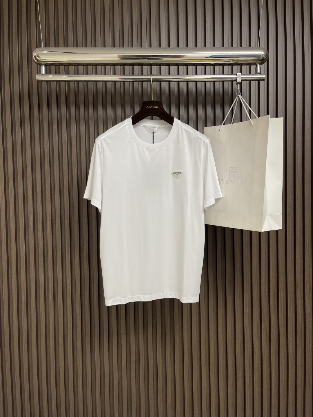 NO:428055,Prada 2025SS Spring and Summer Classic Enamel Triangle Metal Logo Short-sleeved T-shirt, Enamel Triangle Metal Logo on the front chest is decorated with enamel Triangle Metal Logo to add classic elements to the fashionable design and presents a must-have item in the wardrobe. Customized 80 double-strand mercerized cotton fabric; sizes M-3XL, prada, T-shirt, tees, t-shirt, alexander wang19860909Prada 2025SS春夏经典涂珐琅三角形金属徽标短袖T恤,正面胸前缀饰涂珐琅三角形金属徽标为时尚设计增添经典元素,呈现衣橱必备单品.定制80支双股丝光棉面料；尺码M-3XL,,prada,T-shirt,tees，t-shirt,alexander wang,Men's clothing