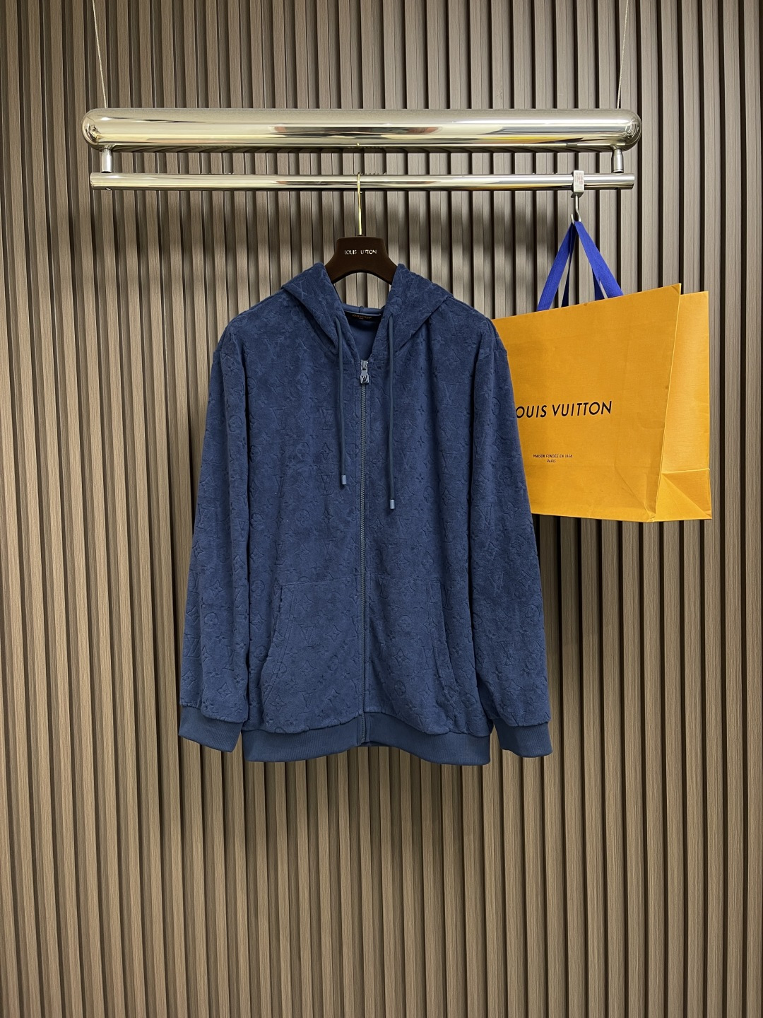 NO:428083,LV deep navy zippered hooded sweatshirt jacket, made of soft French terry cloth, is comfortable and refined, ideal for relaxing after a beach vacation. Soft cotton blend fabric is decorated with Monogram embossed patterns in the same color, which is particularly eye-catching. It can be worn with shorts in the same color as a suit. Size S-XL,,louis vuitton,hoodie,sweatshirts,shorts,jackets & coats,hats,alexander wang19860909LV 深海军蓝拉链连帽卫衣外套,采用柔软的法国毛圈布制成,舒适精致,海滩度假后放松身心的理想之选.柔软的棉混纺面料,通体饰有同色系Monogram压纹图案,格外醒目.可搭配同色系短裤作为套装穿着.尺码S-XL,,louis vuitton,hoodie,sweatshirts,shorts,jackets & coats,hats,alexander wang,Men's clothing