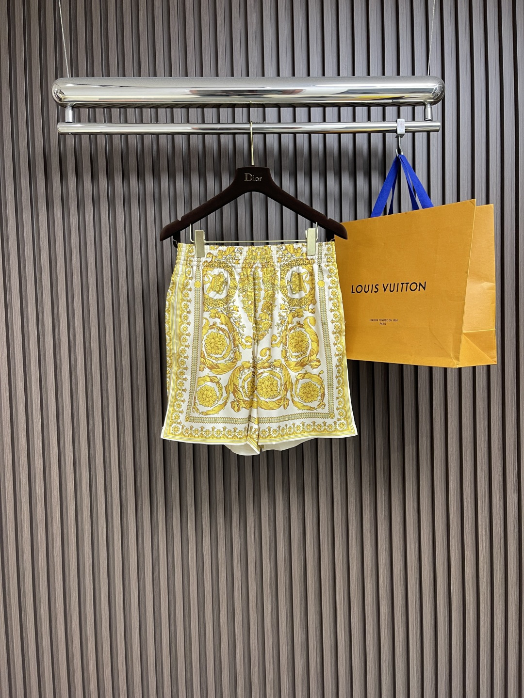 NO:425785,The whole set is not sold. Versace BAROCCO silk short-sleeved shirt and shorts set. This short-sleeved silk is closed with buttons and is decorated with the brand's iconic Barocco print, a popular brand logo decorated with leaves of thistle plant. Barocco print with a button-fitting collar on the front. This knee-length style is made of silk twill and is decorated with the brand's iconic Barocco print for comfortable wear. Barocco print. Size 46-52, versace, versace, shorts, shirts, T-shirt, real silk, alexander wang19860909整套 不拆卖 versace范思哲 BAROCCO真丝短袖衬衫短裤套装,此款短袖真丝采用钮扣闭合,饰有品牌标志性的Barocco印花,一种深受喜爱的品牌标识,饰有叶蓟属植物叶片.Barocco印花,正面系扣有领,此款及膝采用真丝斜纹绸制成,饰有品牌标志性的Barocco印花,穿着舒适.Barocco印花.尺码46-52,,versace,versace,shorts,shirts,T-shirt,real silk,alexander wang,Men's clothing