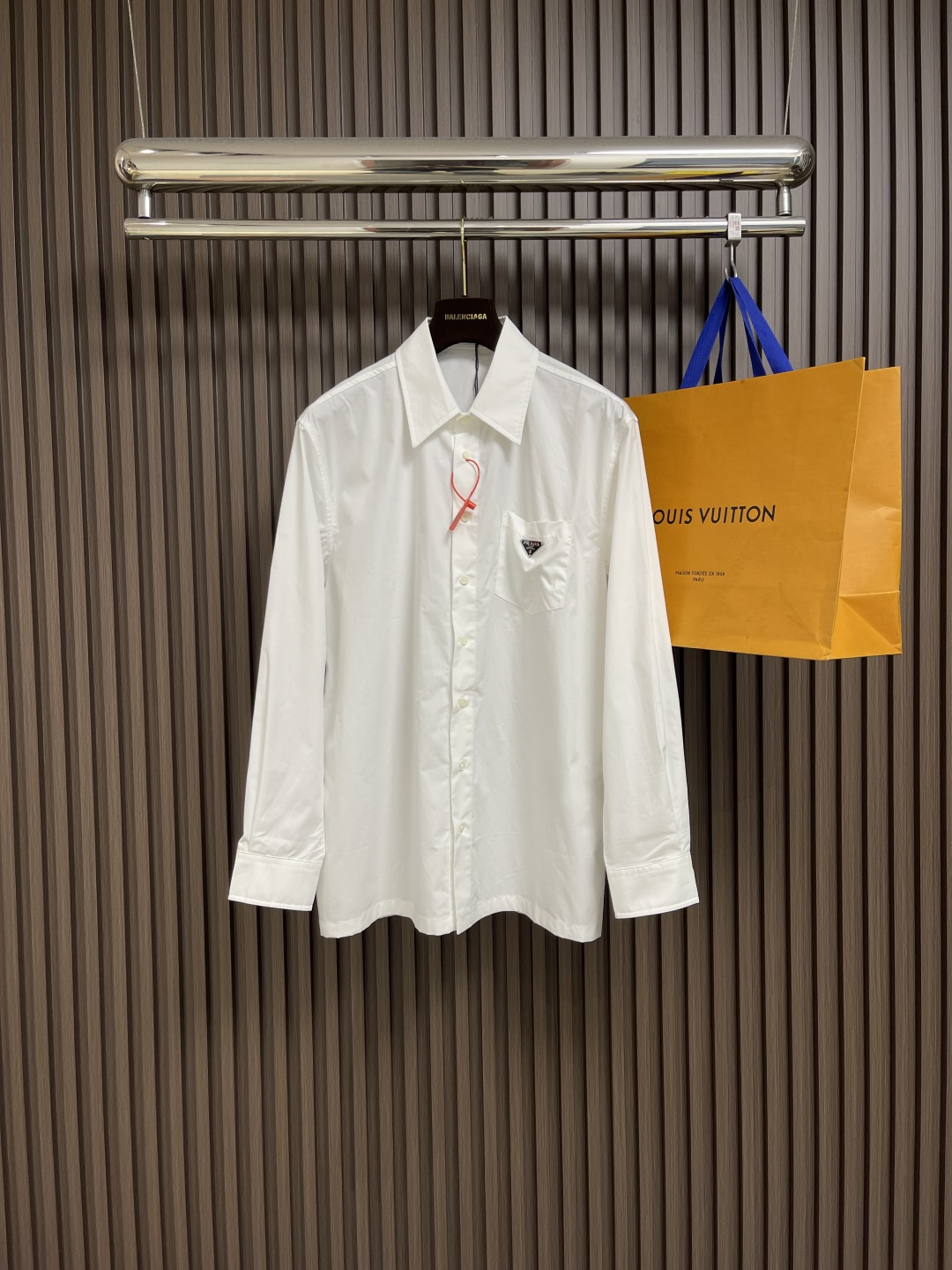 NO:428072,Prada pocket triangle long-sleeved shirt, customized cotton cloud gauze thin jersey cloth light and tough, comfortable and fitting, pure white, interprets simple and luxurious style, iconic triangle logo embellishment, interprets gentlemanly and gracefully, neat tailoring, outlines simple and smooth lines, with a pure posture, allowing elegance and confidence to follow, use imported special aircraft infrared positioning 'Prada triangle mark' to be positioned more precise, firm and solid, human body three-dimensional cutting, return to traditional craftsmanship techniques, through segmentation, folding, shrinking, and stretching techniques, the so-called slow work produces fine work, is respect for the material, the pursuit of hand feeling, complex work, cumbersome, slow time, high loss, adopt the skewed and buried line technology, smooth and neat and tidy. Size 44-46-48-50  S-XL, prada,shirts,alexander wang19860909Prada 口袋三角标长袖衬衫,定制全棉云绡细薄平纹布 轻盈又坚韧 舒适贴肤 纯净之白 演绎简约奢华风范 标志性的三角形徽标点缀 诠释绅士和风度 利落的剪裁 勾勒出简洁流畅的线条 以纯净之姿 让优雅与自信如影随形,采用进口专机红外线定位“Prada三角标” 位置更为精准 牢固结实,人体立体裁剪 回归传统工艺手法 通过分割 折叠 抽缩 拉展技术手法 所谓慢工出细活 是对材料的尊重 对手感的追求 做工复杂 繁琐 时效慢 损耗高,采用侧翻埋夹车线工艺 平顺整洁 工整整洁.尺码44-46-48-50 S-XL,,prada,shirts,alexander wang,Men's clothing