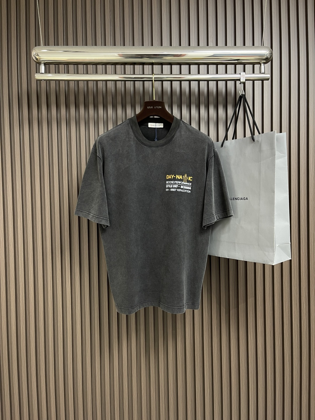 NO:430381,Moncler 2025ss new old logo printed short-sleeved T-shirt, moncler logo embellishes on the chest, like the soul mark of the artist, full of recognition, low-key contains endless stories and styles, no need to say much, the end of the outfit is minimalist, the logo is exquisitely upgraded, customized and dyed fabric in the same tank, very comfortable to touch, fashionable and personalized, super versatile and beautiful, both men and women are very suitable for everyone, must-have tags, collar marks, washing wheat, three-marks complete. Size M-XXL M-size clothes 71cm long, bust 110cm shoulder width 51.5cm L-size clothes 73cm bust 114cm shoulder width 52.5cm XL-size clothes 75cm bust 118cm shoulder width 53.5cm XXL-size clothes 76cm  Bust circumference 122cm Shoulder width 54.5cm, T-shirt,tees,t-shirt,alexander wang19860909Moncler 2025ss新款做旧 logo印花短袖T恤,moncler标识点缀于胸前 仿佛艺术家的灵魂印记 辨识度拉满 低调中蕴含着无尽的故事与格调 无需多言 穿搭的尽头是极简 logo标识精致升级,定制克同缸染面料 手感非常舒服 时尚又个性 超级百搭好看男女都非常合适 人手必备款 吊牌 领标 水洗麦 三标齐全.尺码M-XXL M码衣长71cm 胸围110cm 肩宽51.5cm L码衣长73cm 胸围114cm 肩宽52.5cm XL码衣长75cm 胸围118cm 肩宽53.5cm XXL码衣长76cm 胸围122cm 肩宽54.5cm,,T-shirt,tees，t-shirt,alexander wang,Men's clothing