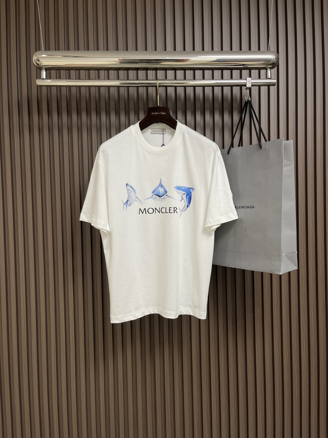 NO:430369,Moncler Shark Printed Double Yarn Pure Cotton Short-sleeved T-shirt, classic short-sleeved 3-standard, trendy men's fashion, both for the comfort of the upper body and incomparable. Size M-XXL M-size 71cm long, bust 110cm shoulder width 51.5cm L-size 73cm bust 114cm shoulder width 52.5cm XL-size 75cm bust 118cm shoulder width 53.5cm XXL-size 76cm bust 122cm shoulder width 54.5cm, T-shirt,tees, t-shirt,alexander wang19860909Moncler 鲨鱼印花双纱纯棉短袖T恤,经典短袖3标齐全,潮男时尚,无论是上身舒适度还是都是无可比拟的存在 尺码M-XXL M码衣长71cm 胸围110cm 肩宽51.5cm L码衣长73cm 胸围114cm 肩宽52.5cm XL码衣长75cm 胸围118cm 肩宽53.5cm XXL码衣长76cm 胸围122cm 肩宽54.5cm,,T-shirt,tees，t-shirt,alexander wang,Men's clothing
