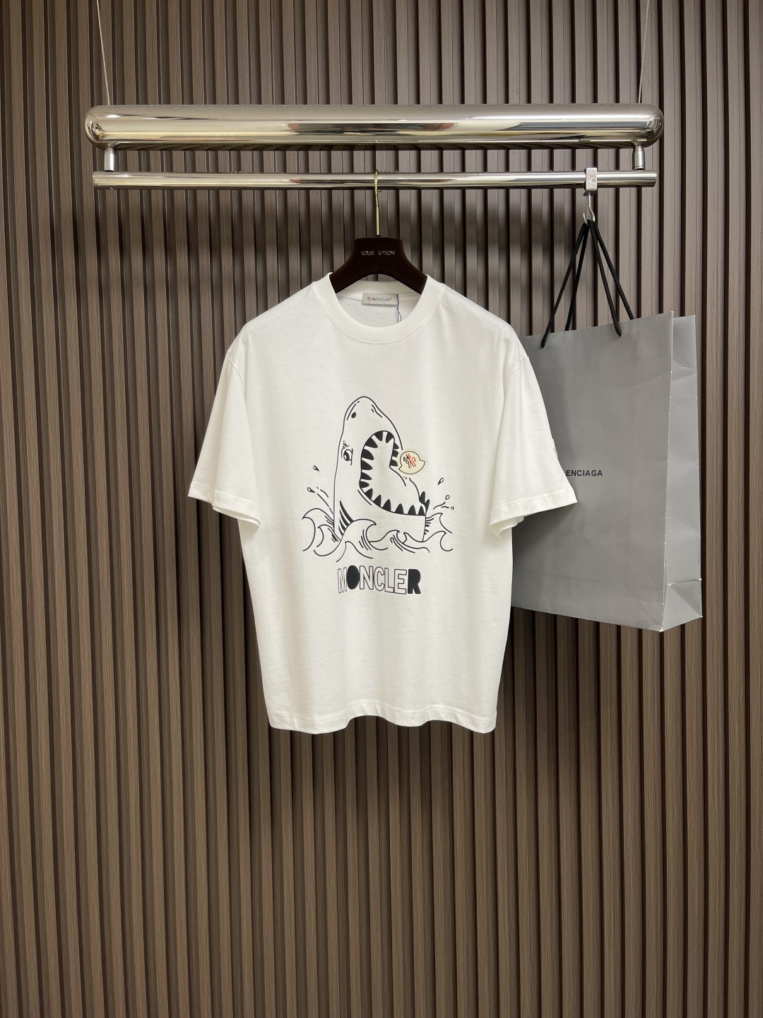 NO:428063,Moncler Shark Printed Double Yarn Pure Cotton Short Sleeve T-shirt, 260G Double Yarn Pure Cotton Top-grade Fabric Soft Handle 100% Pure Cotton, Fixed Dyeing Vulcanized Black Dust-free Treatment Excellent Skin-friendly. Size M-XXL M-size 71cm Long Bus 110cm Bus 51.5cm L-size 73cm Bus 114cm Shoulder Width 52.5cm XL-size 75cm Bus 118cm Shoulder Width 53.5cm XXL-size 76cm Bus 122cm Shoulder Width 54.5cm, T-shirt,tees, t-shirt,alexander wang19860909Moncler 鲨鱼印花双纱纯棉短袖T恤,260G双纱纯棉顶级面料 手感柔软 百分百纯棉 定染硫化黑无尘处理 亲肤性极佳.尺码M-XXL M码衣长71cm 胸围110cm 肩宽51.5cm L码衣长73cm 胸围114cm 肩宽52.5cm XL码衣长75cm 胸围118cm 肩宽53.5cm XXL码衣长76cm 胸围122cm 肩宽54.5cm,,T-shirt,tees，t-shirt,alexander wang,Men's clothing