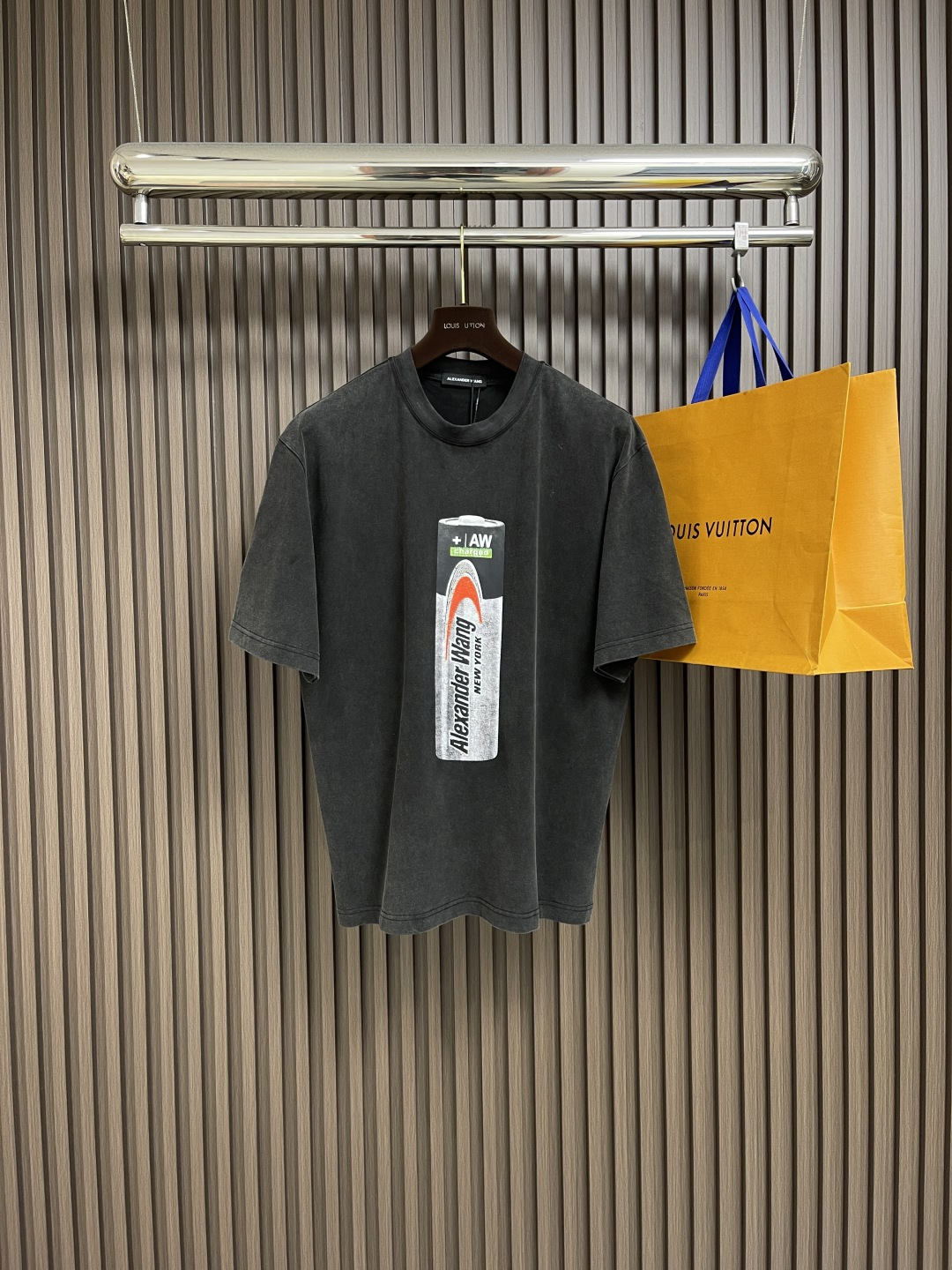 NO:428054,Alexanderwang Battery short-sleeved T-shirt, the battery pattern on the front of this T-shirt is super eye-catching, and the diamonds inlaid on it reflect fine light in natural light. It is unique and high-end. You can easily say goodbye to the feeling of passers-by by just wearing it and hold the street fashion. Size M-XXL M-size 71cm long, bust 110cm shoulder width 51.5cm L-size 73cm bust 114cm shoulder width 52.5cm XL-size 75cm bust 118cm shoulder width 53.5cm XXL-size 76cm bust 122cm shoulder width 54.5cm, alexander wang,T-shirt,tees,t-shirt,alexander wang19860909Alexanderwang亚历山大王 电池短袖T恤,这件T恤正面的电池图案超吸睛,上面镶嵌的钻石在自然光下折射出细碎光芒,独特又高级,随便穿穿就能轻松告别路人感,把街头潮流感狠狠拿捏住.尺码M-XXL M码衣长71cm 胸围110cm 肩宽51.5cm L码衣长73cm 胸围114cm 肩宽52.5cm XL码衣长75cm 胸围118cm 肩宽53.5cm XXL码衣长76cm 胸围122cm 肩宽54.5cm,,alexander wang,T-shirt,tees，t-shirt,alexander wang,Men's clothing