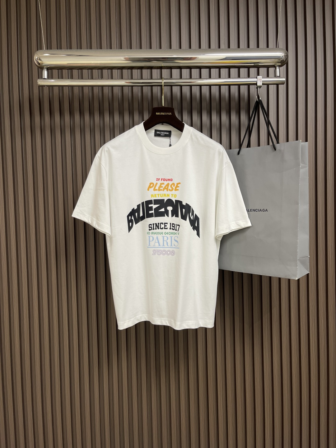 NO:430373,Balenciaga returns to Paris round neck short-sleeved T-shirt, retro jersey fabric, retro fine cotton fabric with thicker cotton fabric, with retro style tone. Due to fine processing, the fine cotton fabric is lighter and soft and comfortable to touch, and it fits very well with the skin. Color letters and paste oversize loose style design, the thickness of the ready-to-wear is consistent with the original version, and it is also fixed, and the upper body is straight and not easy to deform. Size M-XXL M-size 71cm long, bust 110cm shoulder width 51.5cm L-size 73cm bust 114cm shoulder width 52.5cm XL-size 75cm bust 118cm shoulder width 53.5cm XXL-size 76cm bust 122cm  Shoulder width 54.5cm, balenciaga, versace, T-shirt,tees, t-shirt,alexander wang19860909balenciaga 回归巴黎圆领短袖T恤,复古平纹针织面料,复古精棉面料比较厚实的棉质面料,具有复古风格的色调.由于经过了精细加工,精棉面料的质地比较轻薄,手感柔舒适,穿着起来非常贴合皮肤.彩字母胶浆印花工艺,高领oversize宽松版型设计,成衣厚度与原版一致,另做定型处理,上身挺阔不易变形.尺码M-XXL M码衣长71cm 胸围110cm 肩宽51.5cm L码衣长73cm 胸围114cm 肩宽52.5cm XL码衣长75cm 胸围118cm 肩宽53.5cm XXL码衣长76cm 胸围122cm 肩宽54.5cm,,balenciaga,versace,T-shirt,tees，t-shirt,alexander wang,Men's clothing