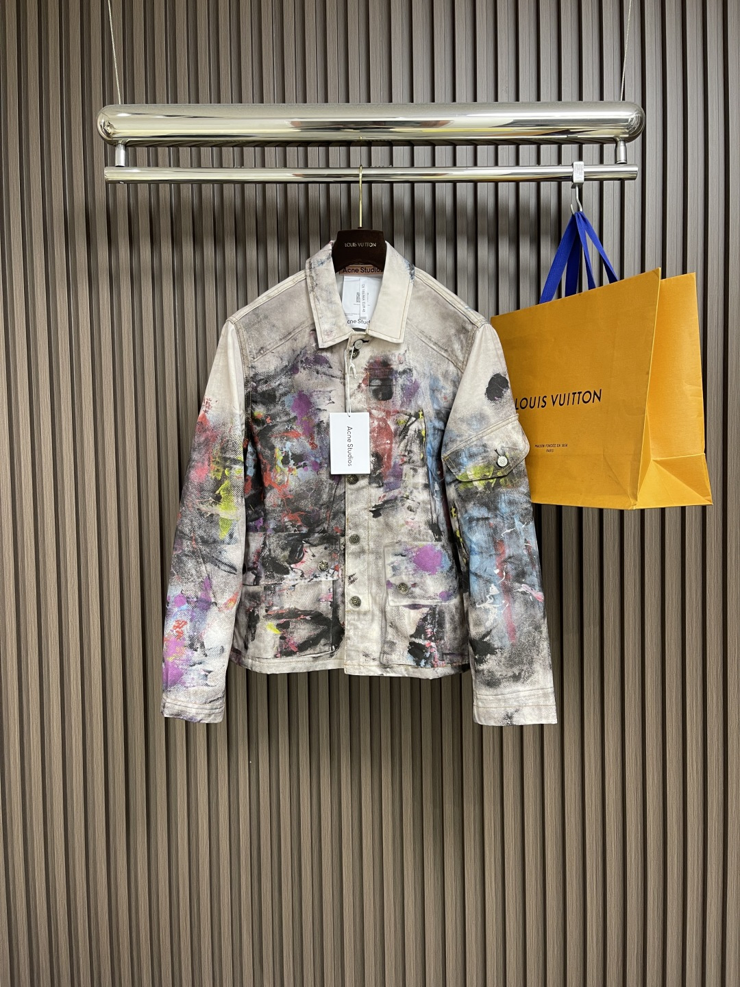 NO:428088,Acne studios Graffiti print denim jacket, this jacket is made of cotton canvas, with soft bristles on the surface. It is matched with button closure and pocket design on the center front. It is cut into a regular style. Size 44-46-48-50-52 XS-XL,,acne studios,dior, jackets & coats,alexander wang19860909Acne studios 涂鸦印花牛仔衣,这款夹克采用季节性的视幻印花图案,由棉质帆布制成,表面经过柔和的磨毛处理.搭配中央前襟的纽扣闭合方式和口袋设计.剪裁为常规版型.尺码44-46-48-50-52 XS-XL,,acne studios,dior,jackets & coats,alexander wang,Men's clothing