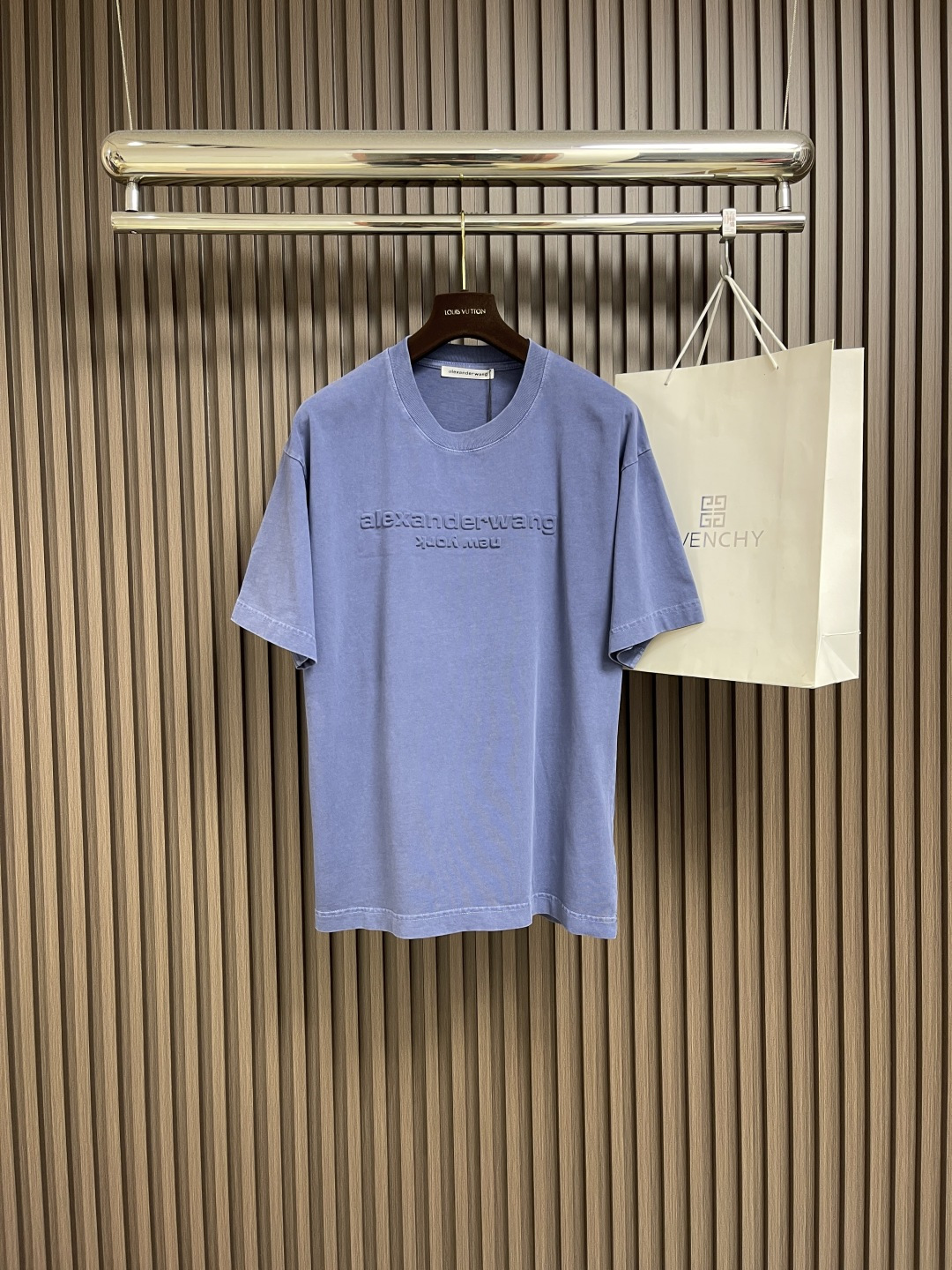 NO:428061,Alexander Wang water-washed embossed letters LOGO short-sleeved T-shirt, the best washing element, the washing process is extremely complex, the washing master fades the finished clothes, and the second time he frysses the stone, the scrap rate is extremely high, the yield rate is extremely low, the rest are all craftsmanship, both men and women can control the OS style cutting. Because to wash and make old treatment, you must enlarge 2 to 3 sizes to wash to the most perfect effect. The effect is very wasteful. Perfect and worth the price. The real Oversize, the upper body effect is invincible. Size S-XL S-Size 70cm long, shoulder width 47cm bust 108cm long, M-Size 72cm long, shoulder width 48.5cm bust 112cm L-Size 74cm long, shoulder width 50cm bust 116cm XL-Size 76cm long, shoulder width 51.5cm  Bust 120cm, versace, T-shirt,tees, t-shirt,alexander wang19860909Alexander Wang水洗压花字母LOGO短袖T恤,最好看的水洗元素,水洗工艺极其复杂,水洗师傅把做好的成衣进行褪色,第二次在进行石头翻炒,报废率极高,成品率极低,剩下的都是匠心打造,男女均可驾驭OS版型裁剪 因为要水洗做旧处理必须把放大2到3个尺码才能水洗到最完美的效果非常废料 完美对得起价格 真正的Oversize,上身效果无敌.尺码S-XL S码衣长70cm 肩宽47cm 胸围108cm M码衣长72cm 肩宽48.5cm 胸围112cm L码衣长74cm 肩宽50cm 胸围116cm XL码衣长76cm 肩宽51.5cm 胸围120cm,,versace,T-shirt,tees，t-shirt,alexander wang,Men's clothing