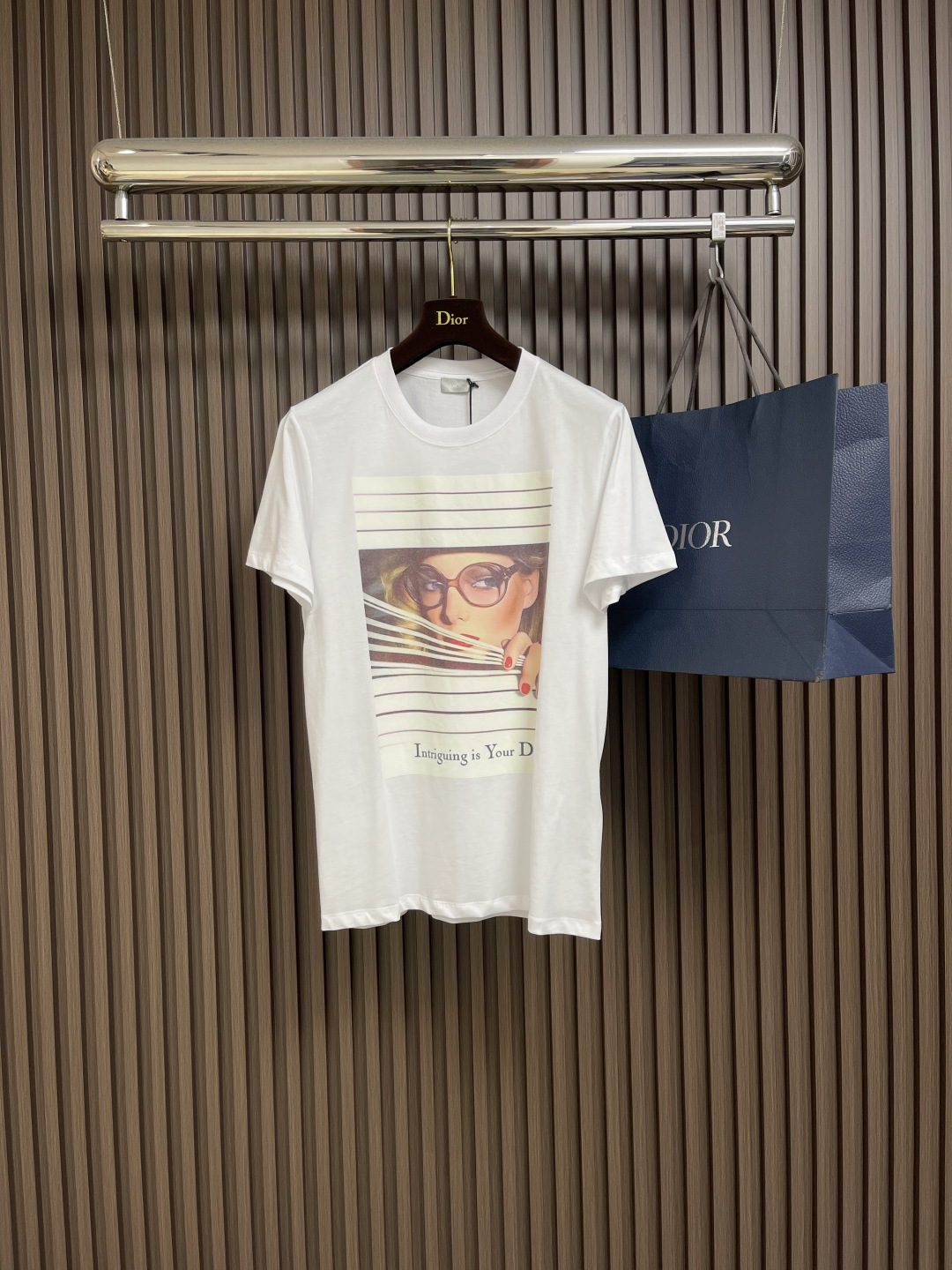 NO:428052,DIOR Portrait Magazine Printed Short-sleeved T-shirt, using classic white as the background, with a magazine cover pattern for a female portrait printed on the front, and the text 'Intriguing is Your Dior.' below the pattern, adding mystery and brand characteristics. In terms of design, it combines modern art and fashion elements, showing DIOR's unremitting pursuit of details and creativity. The overall line is straight and delicate, the fabric is comfortable and soft, and the color is consistent and there is no color difference. It can be matched with the same style to create a fashionable look, control various occasions, customize auxiliary materials, complete three standards, and the same style for men and women!  Size S-XL, Dior, T-shirt,tees, t-shirt,alexander wang19860909DIOR 人像杂志印花短袖T恤,采用经典的白色为底色,正面印有一幅女性人像的杂志封面图案,图案下方配有'Intriguing is Your Dior.'的文字,增添了神秘感和品牌特色.设计上,它融合了现代艺术和时尚元素,展现了DIOR对于细节和创意的不懈追求.整体走线平直细腻,面料舒适柔软,颜色一致无色差 能与同款搭配营造时尚造型,驾驭各种场合,定制辅料,三标齐全,男女同款！尺码S-XL,,dior,T-shirt,tees，t-shirt,alexander wang,Men's clothing