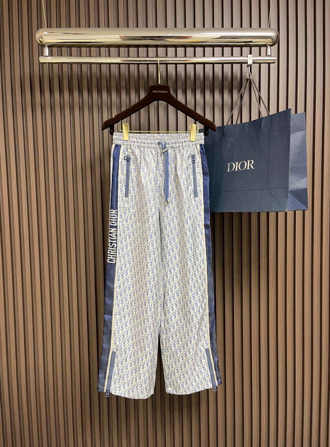 NO:428078,Dior 2025SS new printed drawstring webbing sports trousers, made of custom imported materials, with a smooth and comfortable texture. Drawstring straight design, full of presbyterian letter patterns. Old money is full of slackness, loose and draped, and the inclusive figure is more slender. The side letter webbing shows the brand positioning and design sense. You can do it every day and it is trendy and fashionable. Size S-M-L, dior, alexander wang19860909Dior 2025SS新款印花抽绳织带运动长裤,采用定制进口材质,质感垂顺舒适 抽绳直筒设计,通体满印老花字母图案 老钱松弛感满满,宽松垂坠感十足 包容身材更显修长 侧面字母织带展现品牌定位和设计感 日常通勤都可,潮流时髦.尺码S-M-L,,dior,alexander wang,Men's clothing