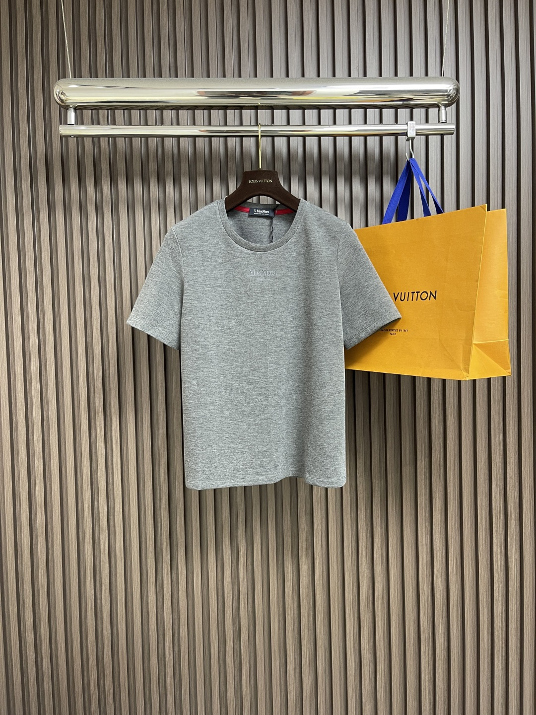 NO:428042,MaxMara 2025ss early autumn new style letter embroidered round neck short-sleeved T-shirt!  The classic small round neck design is simple and easy to wear, and it attracts a lot of attention when walking on the street!  The youthful and energetic feeling is inclusive and covers the flesh and makes you look thin!  Both appearance and comfort!  Custom fabrics with 100% textures that are super comfortable!  It's a perfect versatile model. I'll close my eyes and rush it!  Size S-M-L, T-shirt,tees,t-shirt,alexander wang19860909MaxMara 2025ss早秋新款 字母刺绣圆领短袖T恤！经典的小圆领设计简洁好穿 走在街上吸睛度满分！青春又活力的感觉包容性好遮肉显瘦！颜值与舒适兼具！穿出街回头率百分百定制面料 质感超级舒适！妥妥的百搭款 都给我闭眼冲！尺码S-M-L,,T-shirt,tees，t-shirt,alexander wang,Men's clothing