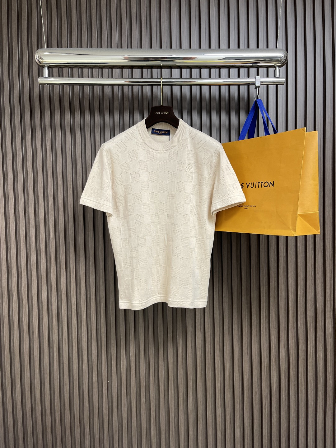 NO:428051,LV checkerboard embroidered wool short-sleeved T-shirt is made of combed cotton yarn fabric. The fabric is delicate and smooth, soft and comfortable. The whole body is decorated with checkerboard, the chest is decorated with brand logo embroidery, and the brand logo embroidery is decorated with brand logo embroidery, drawstring design, the overall thread is straight and delicate, the fabric is comfortable and soft, and the color is consistent and has no color difference. It can be matched with the same style to create a fashionable look, and can handle various occasions, customize auxiliary materials, complete three standards, and the same style for men and women!  Size S-XL, louis vuitton, T-shirt,tees, t-shirt,alexander wang19860909LV 棋盘格刺绣毛织短袖T恤,采用精梳棉纱面料,面料细腻光滑,柔软舒适,通体饰以棋盘格铺陈,胸口饰以品牌标志刺绣装饰,同饰以品牌标志刺绣,抽绳设计,整体走线平直细腻,面料舒适柔软,颜色一致无色差 能与同款搭配营造时尚造型,驾驭各种场合,定制辅料,三标齐全,男女同款！尺码S-XL,,louis vuitton,T-shirt,tees，t-shirt,alexander wang,Men's clothing