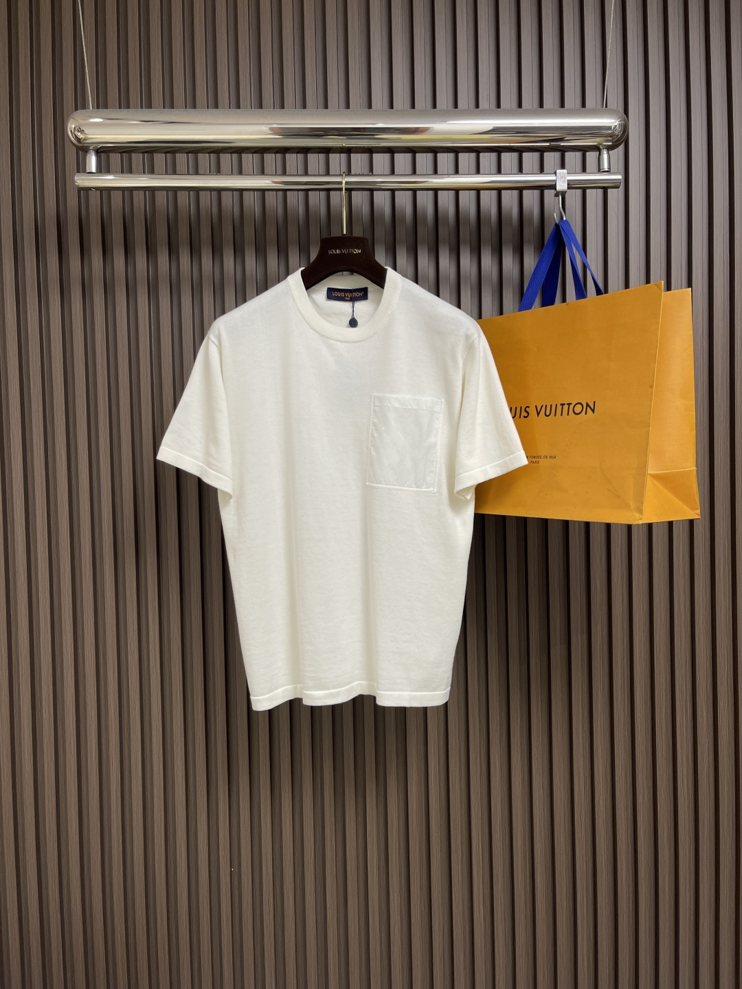 NO:428046,LV 2025ss new round neck short-sleeved T-shirt, made of elegant cotton knitted materials, illuminated Monogram nylon inlay illuminates the breast patch pockets and the back neck half-moon decoration, making it a good choice for travel or leisure time. Size S-XL,,louis vuitton, T-shirt, alexander wang19860909LV 2025ss新款 圆领短袖T 恤,取材素雅棉质针织,以莹泽Monogram 锦纶嵌饰点亮胸前贴袋和后颈半月形饰片,成就旅行或休闲时光佳选.尺码S-XL,,louis vuitton,T-shirt,alexander wang,Men's clothing