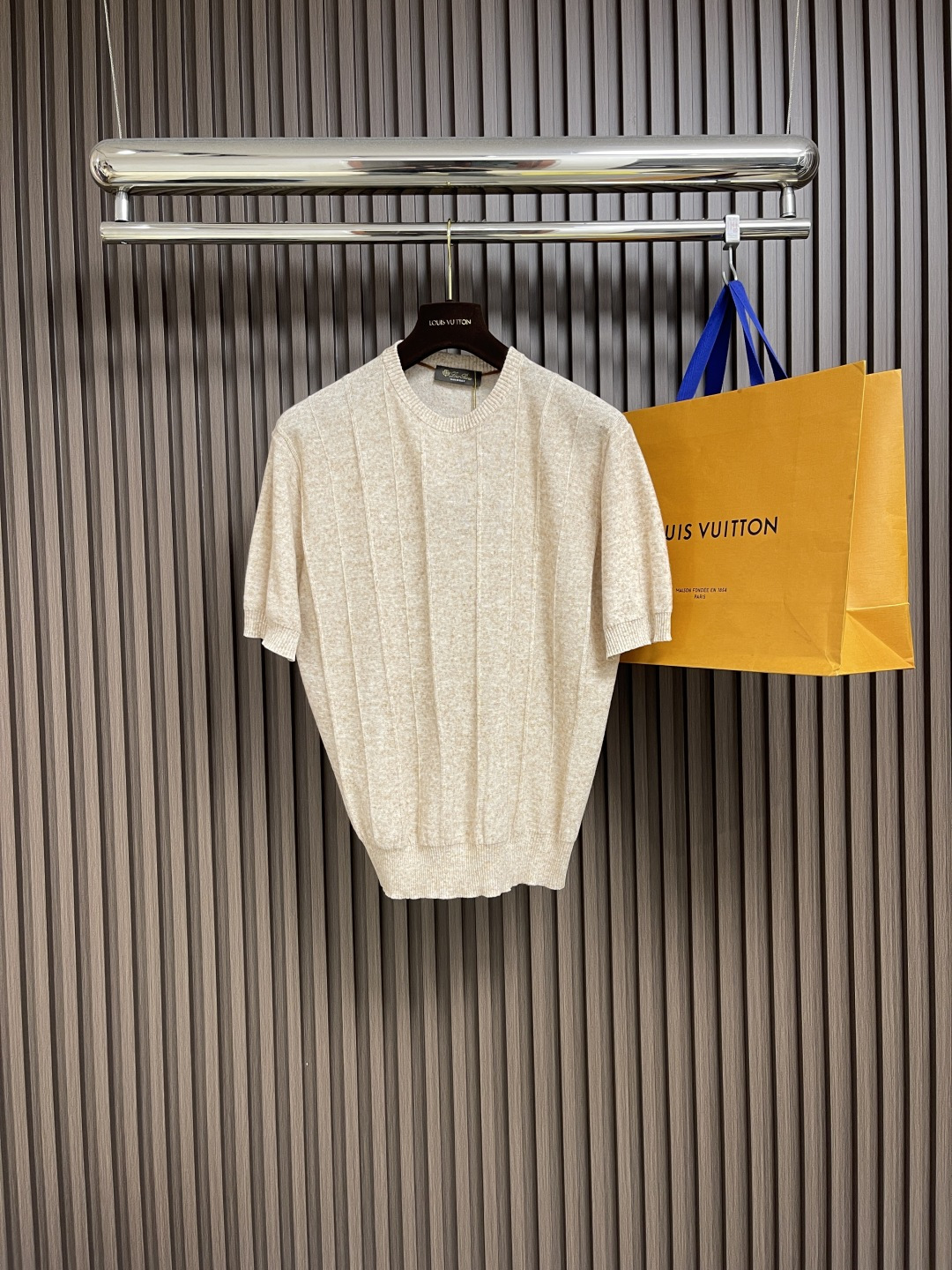 NO:428038,LP Loropiana 2025SS Summer New Knitted Round Neck T-shirt!  Imported machine-made finely woven mulberry silk short-sleeved shirts. Are you still worried about not finding a combination of texture and comfort in summer?  This men's round neck short-sleeved shirt is definitely your summer savior. Say goodbye to the innocence of ordinary knitted sweaters. It uses mulberry silk thread cotton, which brings an unexpected skin-friendly experience, breathable and not stuffy. It is like being gently caressed by clouds, making every breath of summer extremely refreshing. This sweater is precision woven using imported Storm machines, precisely to the delicate process of each needle, completely different from ordinary fabric cutting. The lines are smooth, the style is crisp, and perfect.  Modify your figure, whether it is daily going out or business leisure, you can easily control it, demonstrating the elegant temperament of a man. The classic round neck design is simple but not lacking in atmosphere, and is suitable for various styles of dressing. Whether it is matching casual or capable business, you can show a unique fashion taste and easily become the focus of the crowd. When wearing it, you will be a benchmark for walking texture and an elegant gentleman in summer. Don’t hesitate, hurry up and start your own quality life!  Size S-M-L, loro piana, loro piana, T-shirt,tees, t-shirt,alexander wang19860909LP Loropiana 2025SS夏季新款针织衫圆领T恤！进口机器精织桑蚕丝短袖衫.还在为夏日找不到兼具质感与舒适的而烦恼？这款男士圆领短袖衫,绝对是你的夏日救星.告别普通针织衫的廉感,它选用含桑蚕丝麻料棉,带来超乎想象的亲肤体验,透气不闷热,贴身穿就像被云朵轻抚,让夏日的每一次呼吸都无比畅快.这件针织衫采用进口斯托尔机器精密织造,精准到每一针的细腻工艺,完全区别于普通面料裁剪.线条流畅,版型挺括,完美修饰身形,无论是日常出街还是商务休闲,都能轻松驾驭,彰显男士优雅气质.经典圆领设计,简约而不失大气,适配各种风格穿搭.无论是搭配休闲,还是干练的商务,都能展现出独特的时尚品味,轻松成为人群焦点.穿上它,你就是行走的质感标杆,夏日里的优雅绅士.别再犹豫,赶快入手,开启属于你的品质生活！尺码S-M-L,,loro piana,loro piana,T-shirt,tees，t-shirt,alexander wang,Men's clothing