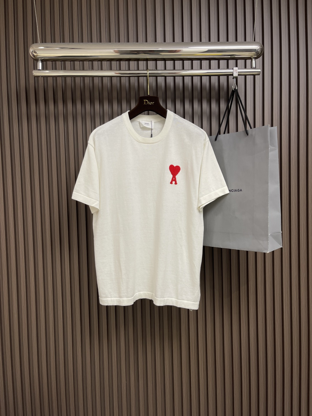 NO:428057,AMI 2025ss summer classic towel embroidered love knitted short-sleeved T-shirt, 340G top cotton yarn, 100% pure cotton, excellent feel, very comfortable fabric, control the shrinkage rate at 2% export grade color fixing quality, truly not easy to deform, shrink, and does not fade. Size S-XL,, T-shirt,tees, t-shirt,alexander wang19860909AMI 2025ss夏季经典款毛巾绣爱心针织短袖T恤,340G顶级棉纱 百分百纯棉 手感极好 面料非常舒服 缩水率控制在2％出口级固色品质真正做到了不易变形缩水 不掉色.尺码S-XL,,T-shirt,tees，t-shirt,alexander wang,Men's clothing