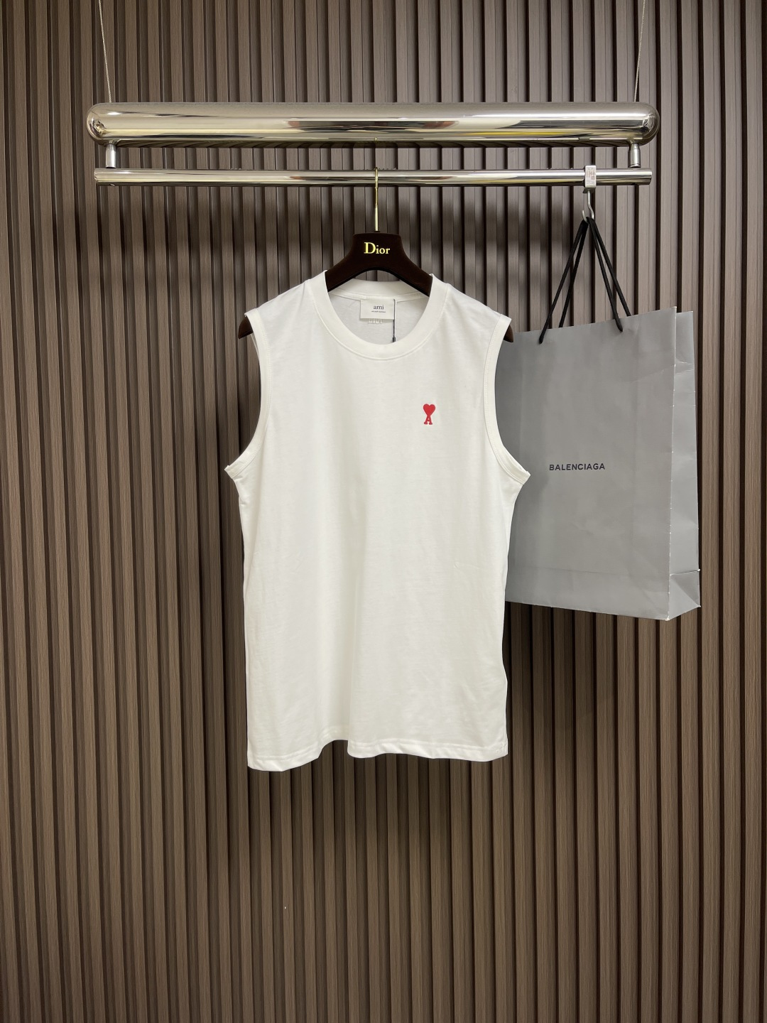 NO:430377,Ami Classic Little Red Love Heart Embroidered Vest Sleeveless Short-sleeved T-shirt, made of pure cotton fabric, loose style, same style for men and women, sleeveless, colorless threaded edge, not easy to deform after washing, a full set of custom mold-opening accessories. Size S-XL, T-shirt,tees, t-shirt,alexander wang19860909Ami 经典小红爱心刺绣背心无袖短袖T恤,采用纯棉面料,宽松版型 男女同款,无袖无色差螺纹包边 久穿洗水不易变形 全套开模定制辅料.尺码S-XL,,T-shirt,tees，t-shirt,alexander wang,Men's clothing