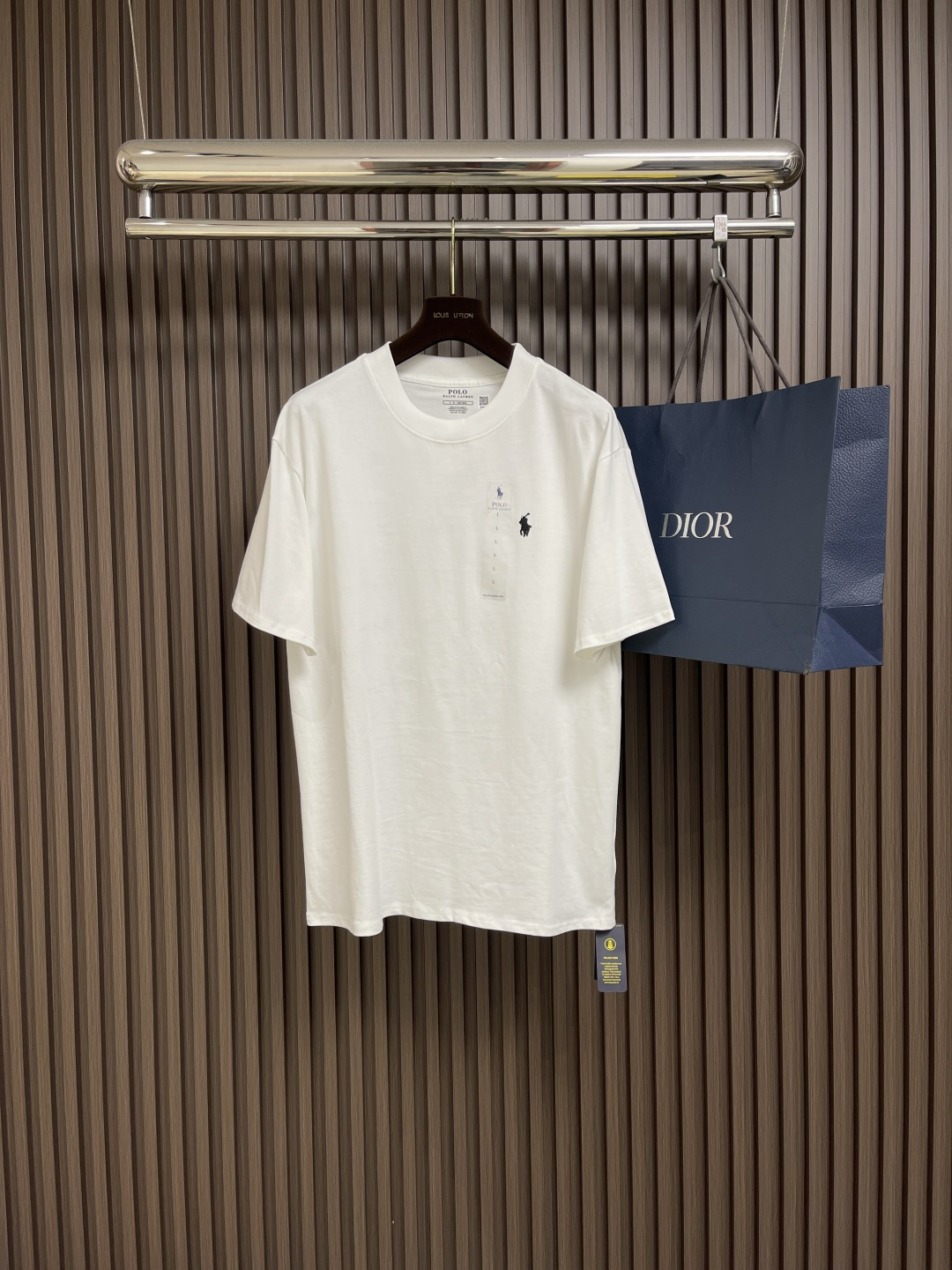 NO:428084,Ralph Lauren Embroidered short-sleeved pure cotton T-shirt for men and women, simple but not lacking in style. This Ralph Lauren T-shirt outlines the neat outline in classic solid colors. The exquisite embroidered pony logo on the chest is a symbol of brand identity, with luxury hidden in low-key. Pure cotton fabric gives the skin a gentle touch, breathable and comfortable. Whether it is a casual jeans walking on the street or a simple suit for a semi-formal occasion, it can be easily controlled, interpreting the freedom and elegance of American casualness for you. Size S-XL, loro piana, jeans, T-shirt, tees, t-shirt, business suit, alexander wang19860909Ralph Lauren 拉夫刺绣短袖纯棉T恤男女同款,简约而不失格调,这款 Ralph Lauren T恤,以经典纯色勾勒利落轮廓.胸口处精致的刺绣小马标,是品牌身份的象征,低调中暗藏奢华.纯棉面料,给予肌肤温柔触感,透气又舒适.无论是搭配休闲牛仔裤漫步街头,还是外搭简约西装出席半正式场合,它都能轻松驾驭,为你诠释美式休闲的自在与优雅.尺码S-XL,,loro piana,jeans,T-shirt,tees，t-shirt,business suit,alexander wang,Men's clothing