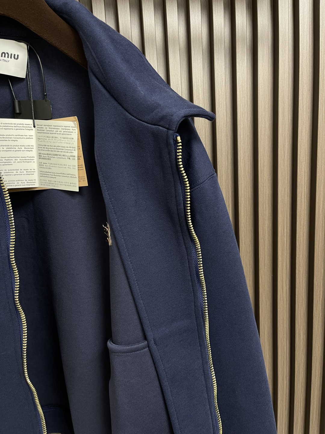 MiuMiu Embroidered Zipper Coat: Lightweight and Comfortable, Premium Materials and Craftsmanship - 图片 3