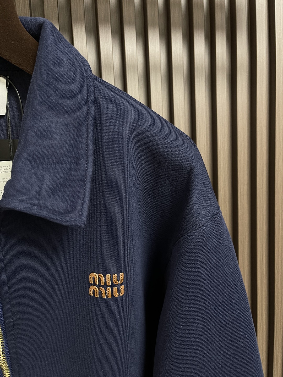 MiuMiu Embroidered Zipper Coat: Lightweight and Comfortable, Premium Materials and Craftsmanship - 图片 4