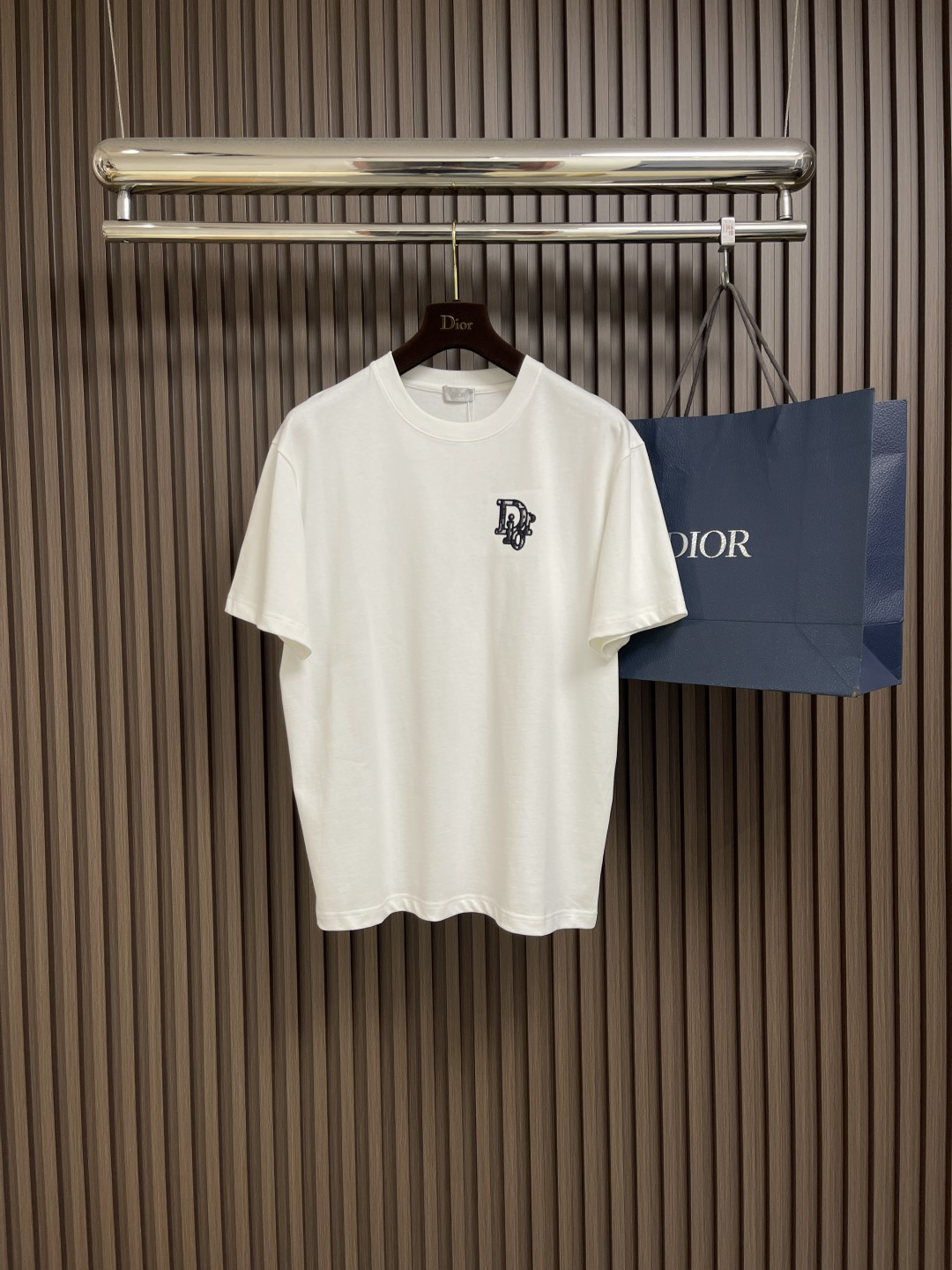 NO:425754,Dior Classic 280g high-density short-sleeved T-shirt logo precision embroidery, same style for men and women, custom-made dyed fabric with imported custom-made upper body comfortable and dense, back collar chain bottom covers shoulder, does not deform or shrinks after water Size XS-L,,dior,T-shirt,tees,t-shirt,alexander wang19860909Dior 经典款 280克高密度短袖T恤 logo标识精密刺绣,男女同款 采用进口定制定染面料上身舒适密度强 后领锁链底全包肩 过水不变形不缩水 尺码XS-L,,dior,T-shirt,tees，t-shirt,alexander wang,Men's clothing