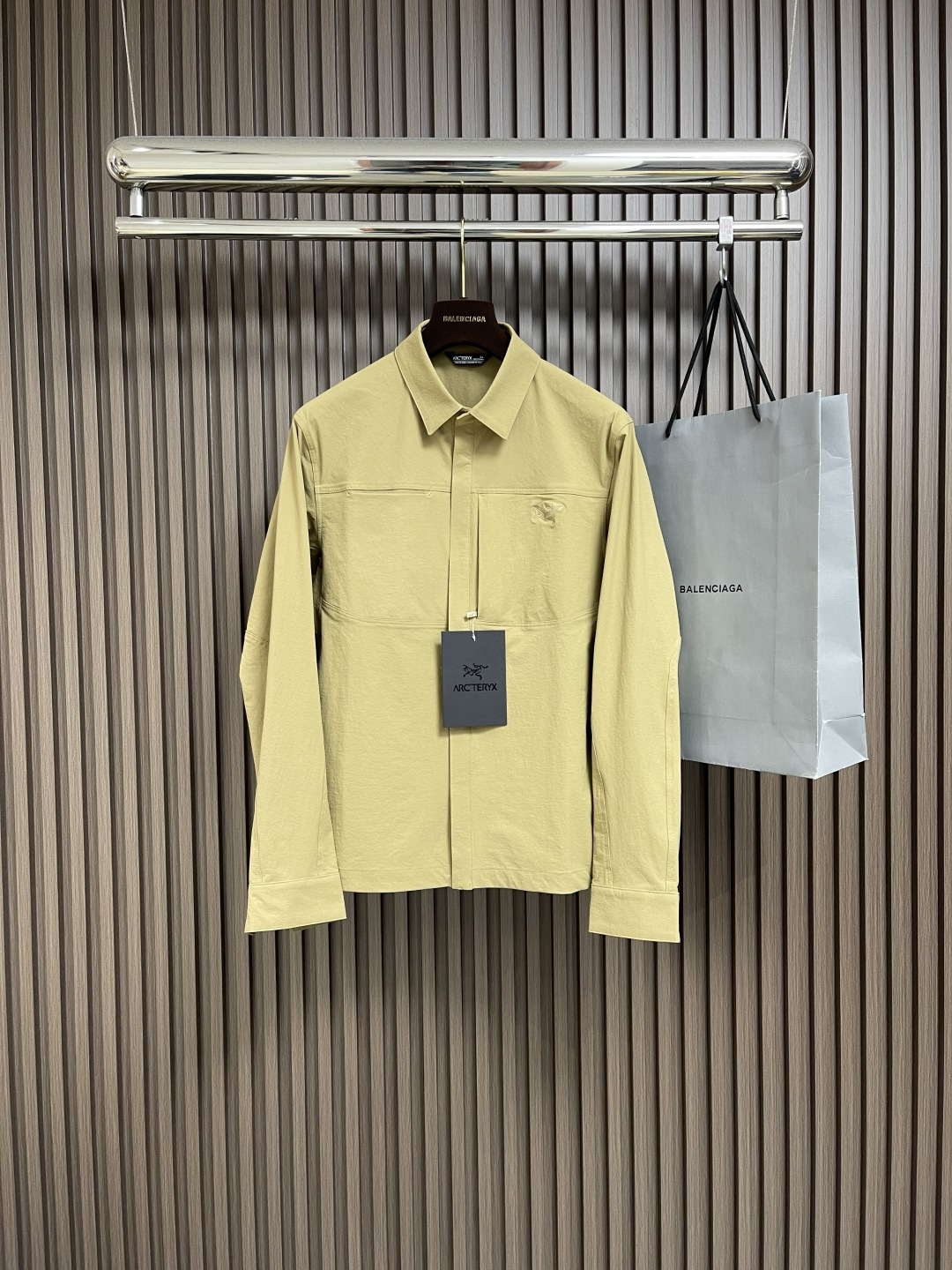 NO:461420,arcteryx new CRONIN LNSULATED shirt collar jacket charge jacket, small elastic on all sides, windproof, waterproof, rainproof, light and wear-resistant. It can be business and casual. Simple and elegant style. The clothes are made of Asian tailoring. High-tech fabric!  The fabric of the whole body is the key!  The workmanship is also quite complicated, and it is definitely not something that ordinary small factories can do. The logo on the chest is imported Tashima machine embroidery!  There are also many high-difficulty details, such as there are many splicing places. King of Fabrics has a very good waterproof effect due to the functionality of this single-pull!  !Size S-XXL,arc'teryx,jackets & coats,jackets & coats,alexander wang19860909arcteryx 始祖鸟新款CRONIN LNSULATED衬衣领夹克冲锋外套, 四面微弹 防风 防水 防雨 轻便耐磨.可商务可休闲 简约大方的款式版型 衣体采用亚洲剪裁方式 高科技面料！全身的面料是重点！做工方面也是相当复杂,绝非一般小工厂可以完成, 胸前上logo标是进口田岛机器刺绣！还有很多很多的高难度细节,比如拼接的地方就有不少 王者面料 防水效果非常好在于这款单冲的功能性！!尺码S-XXL,arc'teryx,jackets & coats,jackets & coats,alexander wang,Men's clothing