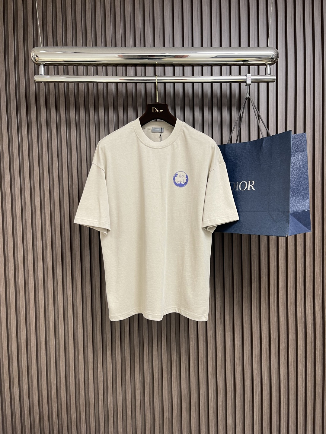 NO:425760,The complete set of Dior 2025ss new limited cat logo short-sleeved T-shirt shorts set, using customized cotton plain fabric, breathable and comfortable, with hollow brand letter printing on the chest, paired with a co-branded cute kitten printing pattern, fixed ribbed double-needle edge locking process. Size S-XL,,dior, shorts,T-shirt,tees,t-shirt,alexander wang19860909整套 Dior 2025ss新款限定猫咪标识短袖T恤短裤套装,采用定制棉质平纹面料,透气舒适,胸前饰以镂空品牌字母印花,搭配联名可爱小猫印花图案,定织罗纹双针锁边工艺.尺码S-XL,,dior,shorts,T-shirt,tees，t-shirt,alexander wang,Men's clothing